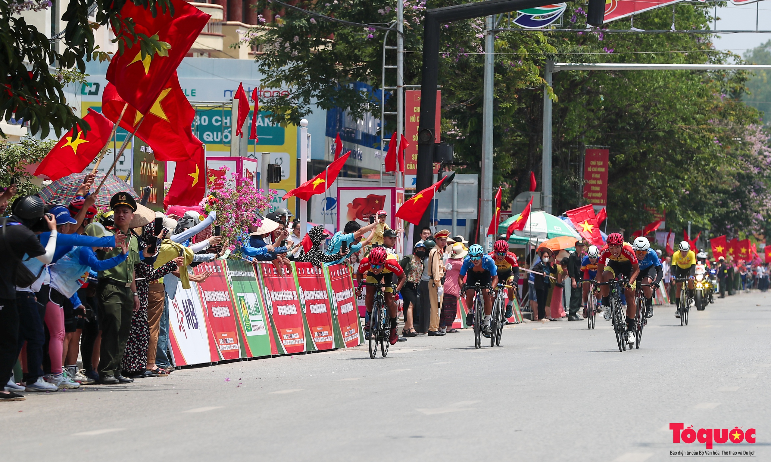 Người dân rực rỡ cờ hoa chào đón các tay đua xe đạp về Điện Biên Phủ 2024 Cúp Báo QĐND - Ảnh 17.