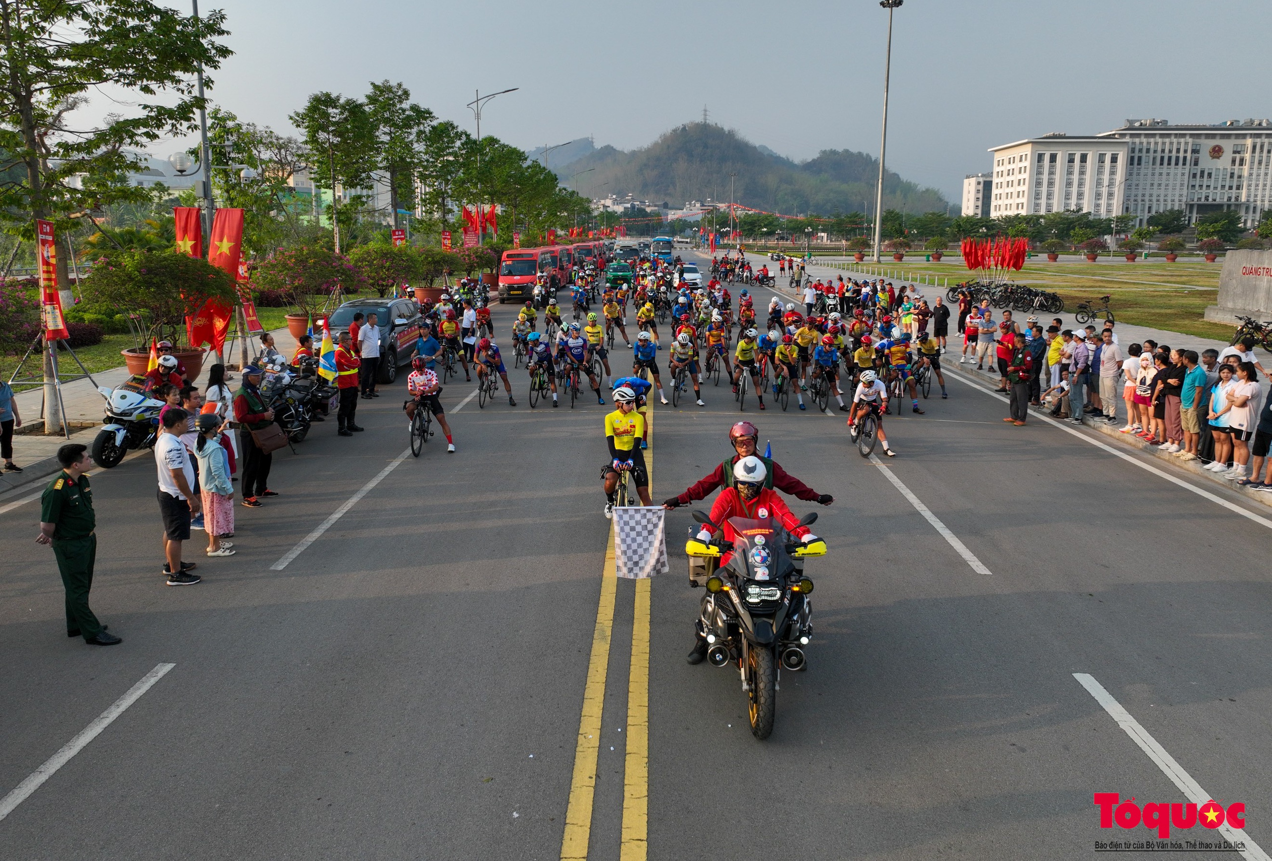 Người dân rực rỡ cờ hoa chào đón các tay đua xe đạp về Điện Biên Phủ 2024 Cúp Báo QĐND - Ảnh 1.