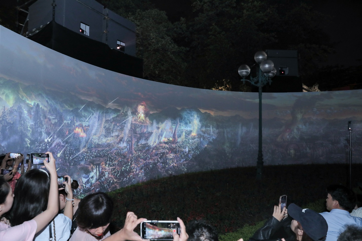 Tranh panorama “Chiến dịch Điện Biên Phủ” đến với người dân Hà Nội bằng công nghệ 3D mapping - Ảnh 1.