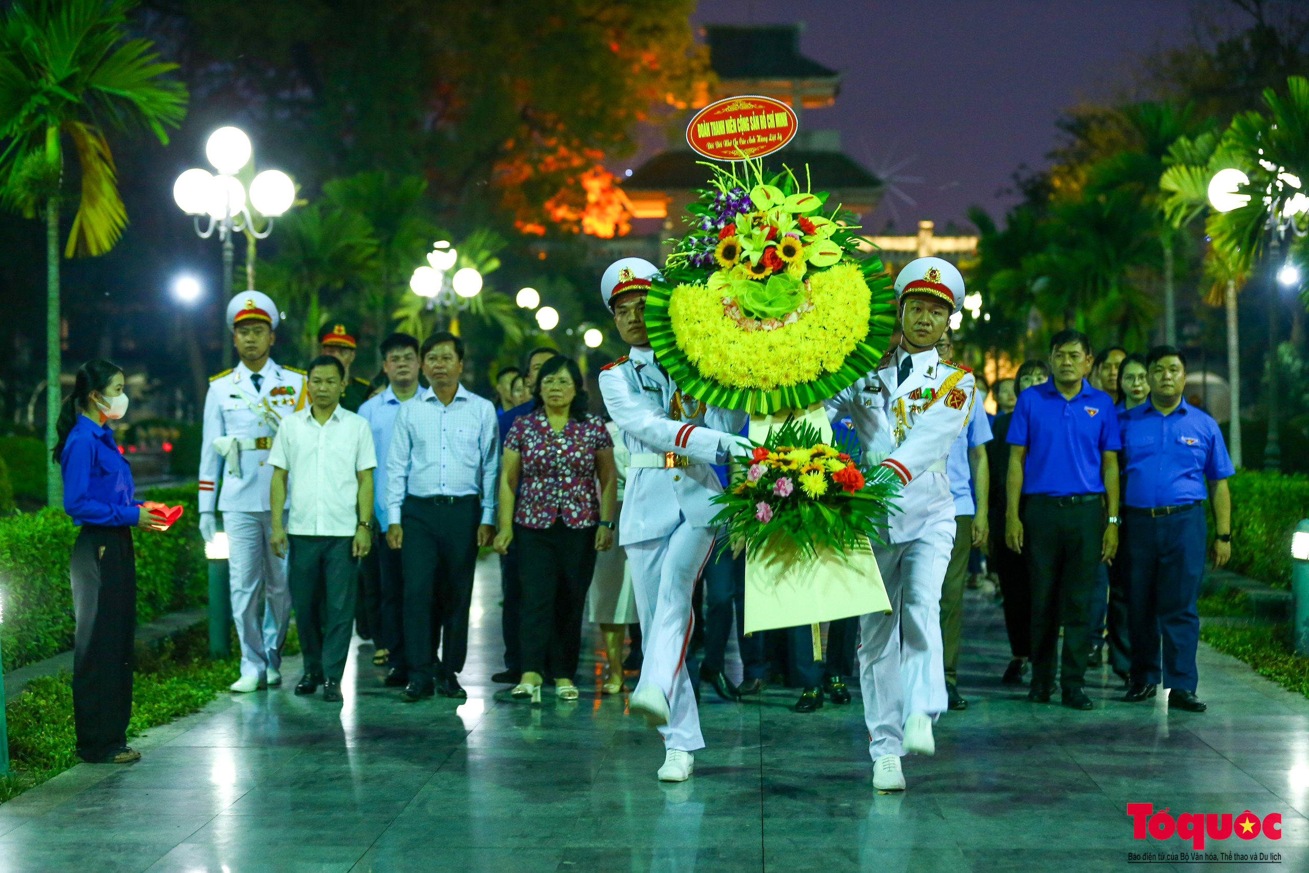 Thắp nến tưởng niệm các anh hùng, chiến sĩ Điện Biên - Ảnh 2.