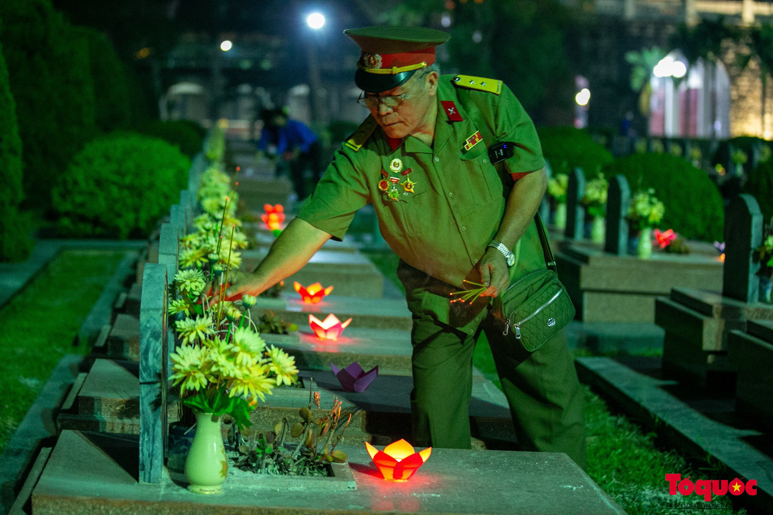 Thắp nến tưởng niệm các anh hùng, chiến sĩ Điện Biên - Ảnh 11.