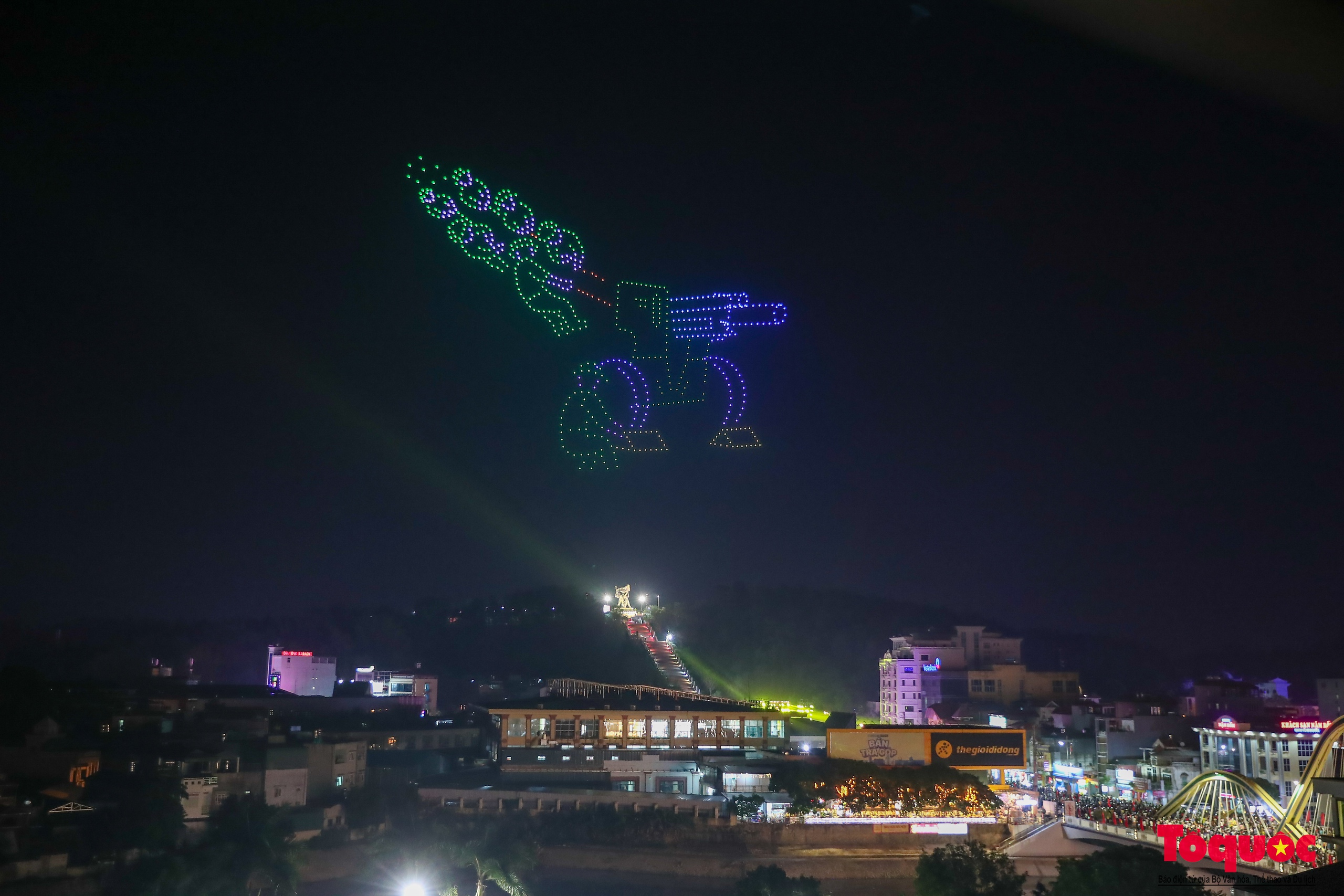700 drone tái hiện cuộc chiến hào hùng trên bầu trời Điện Biên - Ảnh 4.