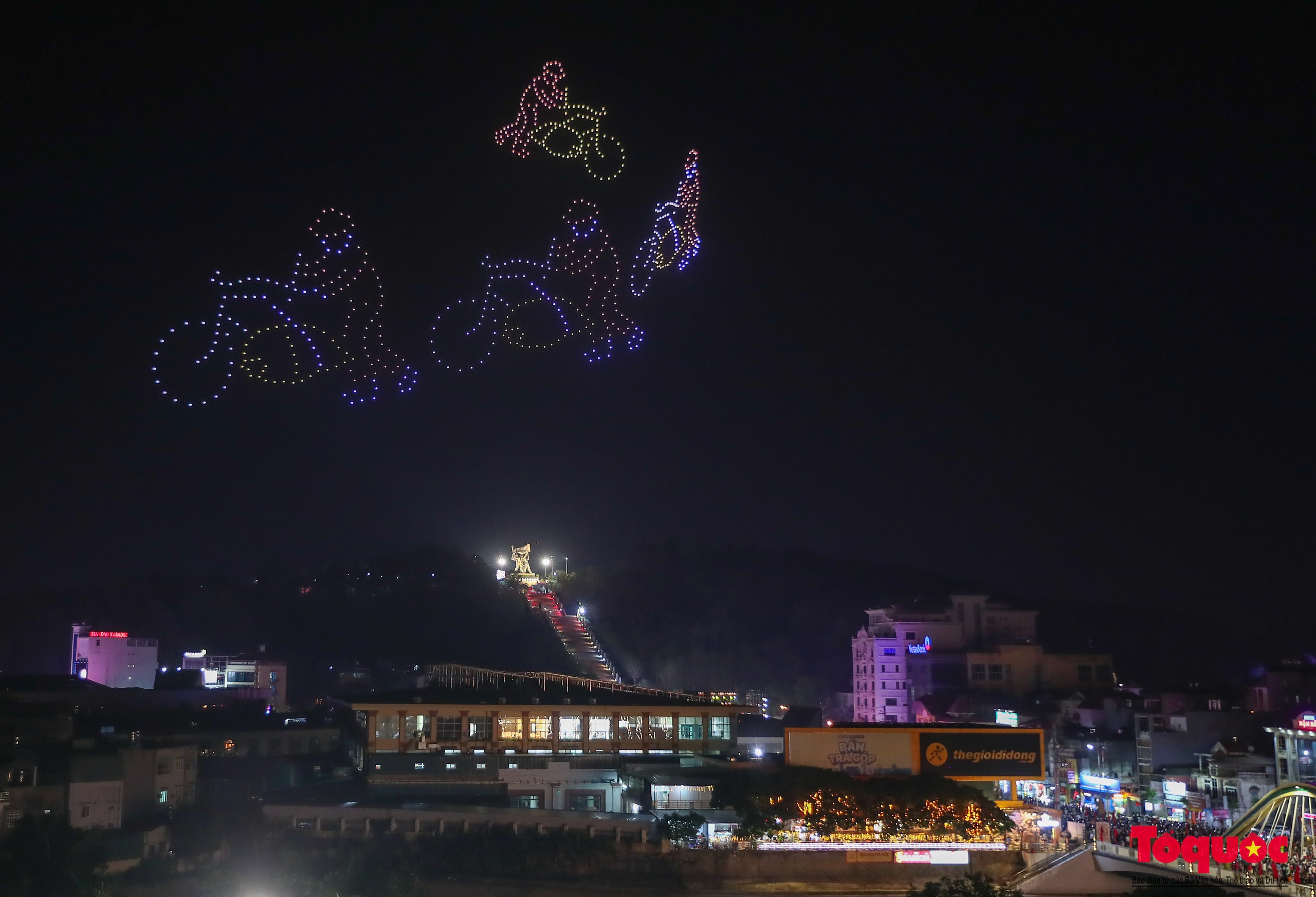 700 drone tái hiện cuộc chiến hào hùng trên bầu trời Điện Biên - Ảnh 5.