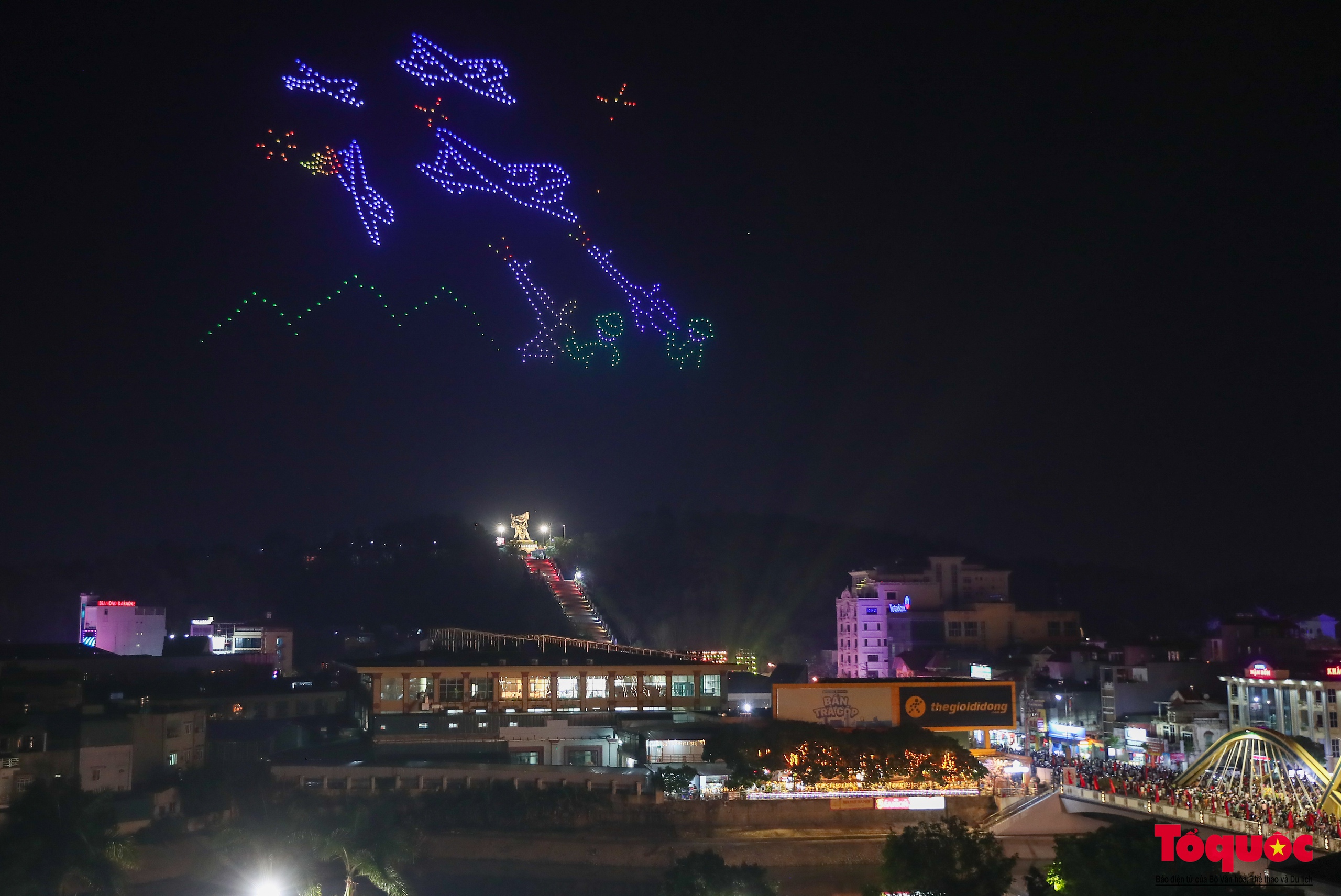 700 drone tái hiện cuộc chiến hào hùng trên bầu trời Điện Biên - Ảnh 6.