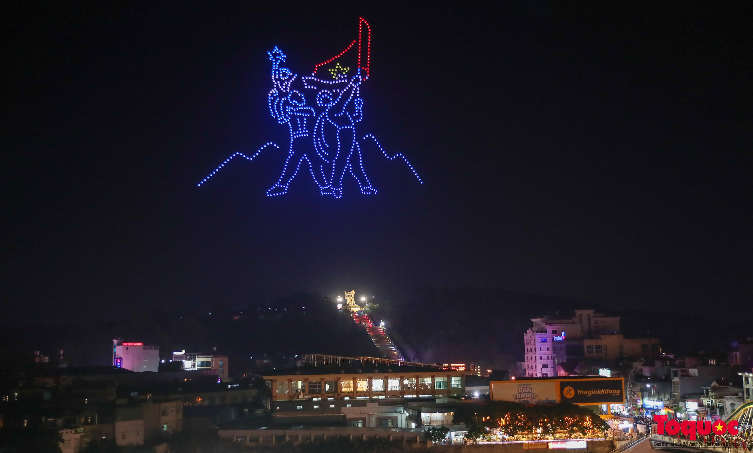 700 drone tái hiện cuộc chiến hào hùng trên bầu trời Điện Biên - Ảnh 8.