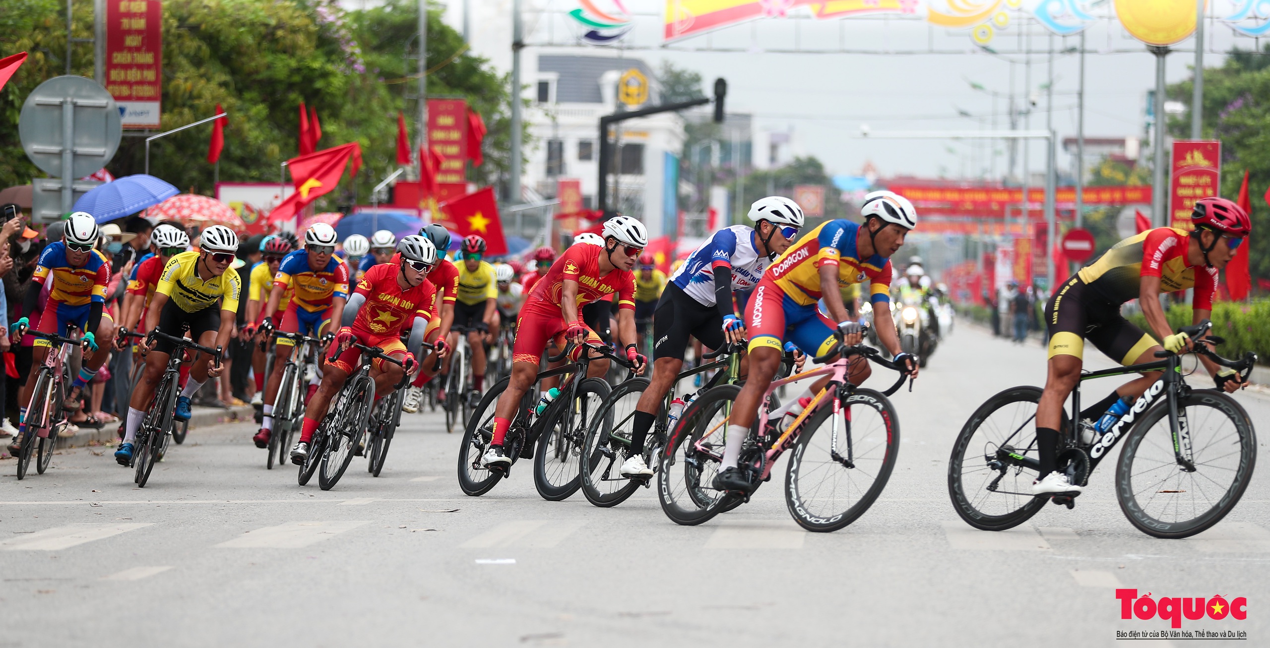 Giải đua xe đạp Về Điện Biên Phủ 2024: Tay đua trẻ Phạm Lê Xuân Lộc lập siêu kỉ lục chung cuộc - Ảnh 1.