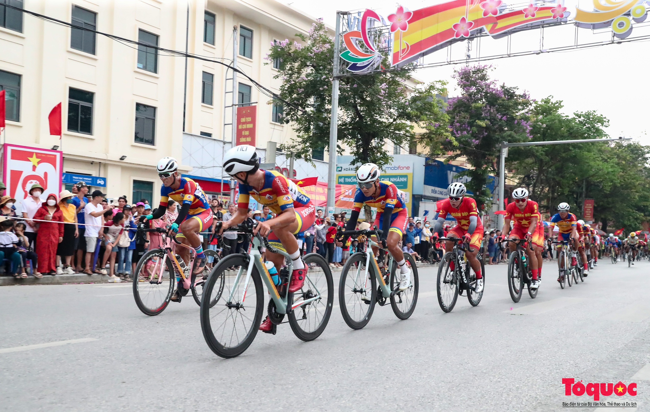 Giải đua xe đạp Về Điện Biên Phủ 2024: Tay đua trẻ Phạm Lê Xuân Lộc lập siêu kỉ lục chung cuộc - Ảnh 4.