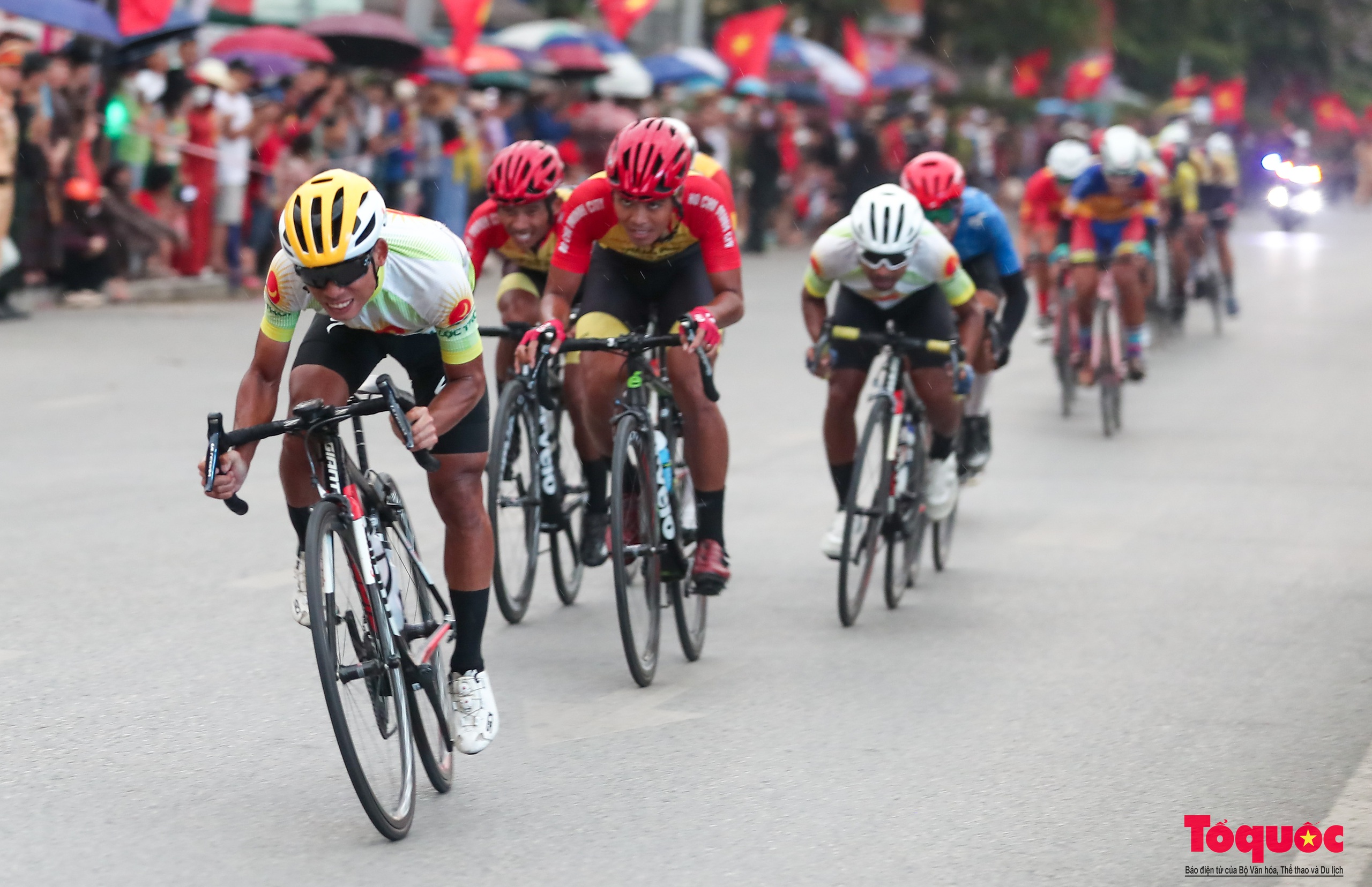 Giải đua xe đạp Về Điện Biên Phủ 2024: Tay đua trẻ Phạm Lê Xuân Lộc lập siêu kỉ lục chung cuộc - Ảnh 8.
