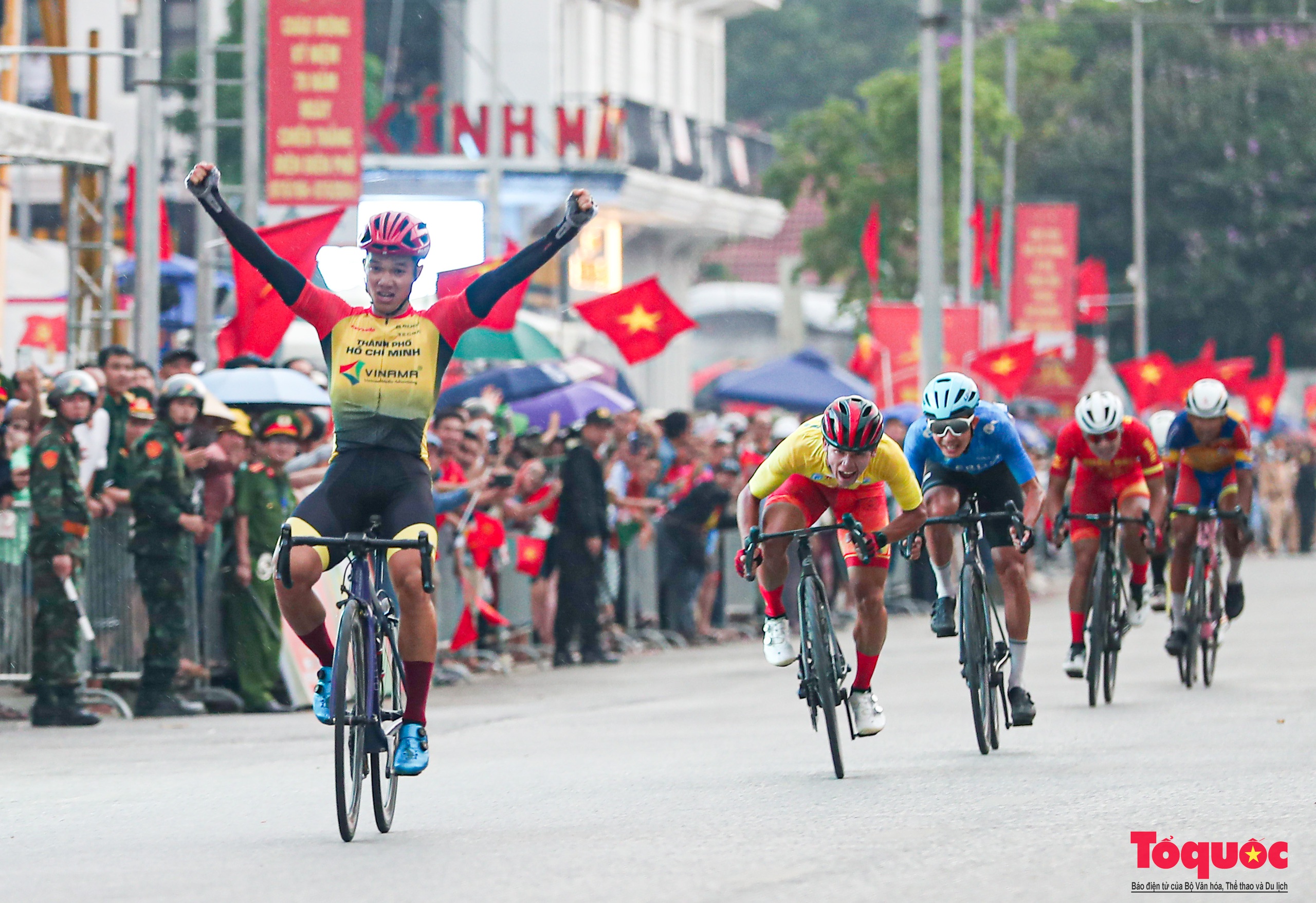 Giải đua xe đạp Về Điện Biên Phủ 2024: Tay đua trẻ Phạm Lê Xuân Lộc lập siêu kỉ lục chung cuộc - Ảnh 12.