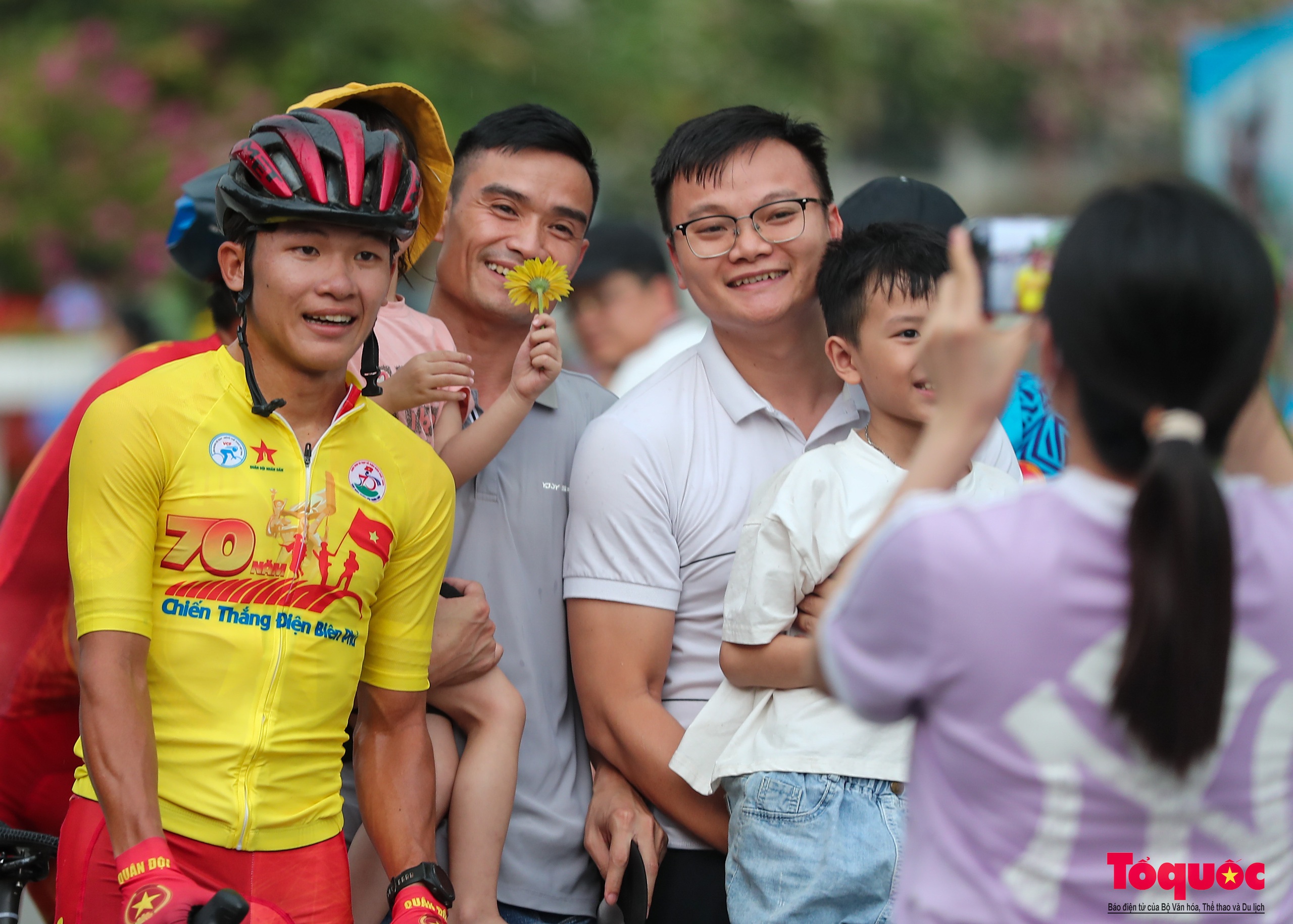 Giải đua xe đạp Về Điện Biên Phủ 2024: Tay đua trẻ Phạm Lê Xuân Lộc lập siêu kỉ lục chung cuộc - Ảnh 14.