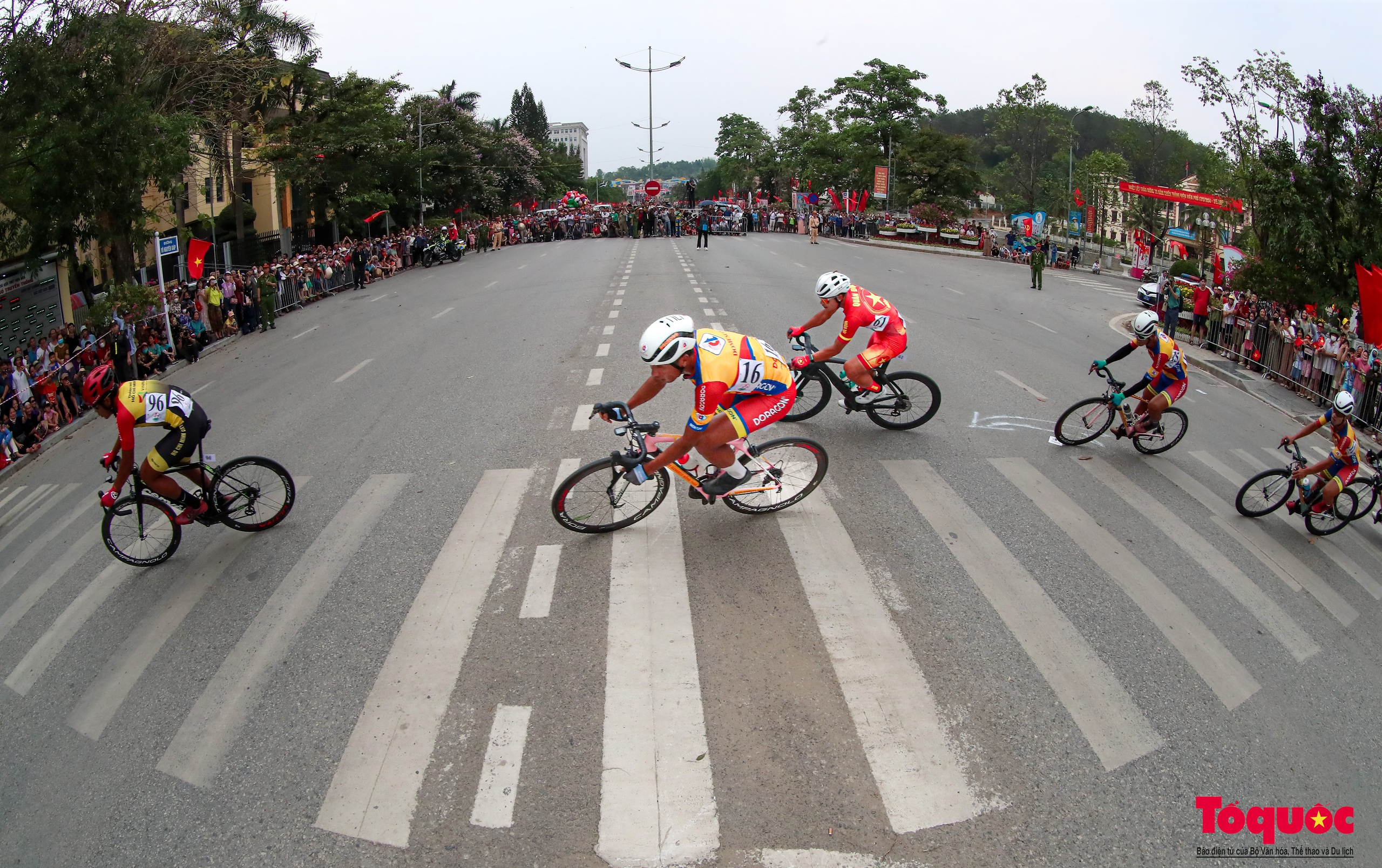Giải đua xe đạp Về Điện Biên Phủ 2024: Tay đua trẻ Phạm Lê Xuân Lộc lập siêu kỉ lục chung cuộc - Ảnh 3.