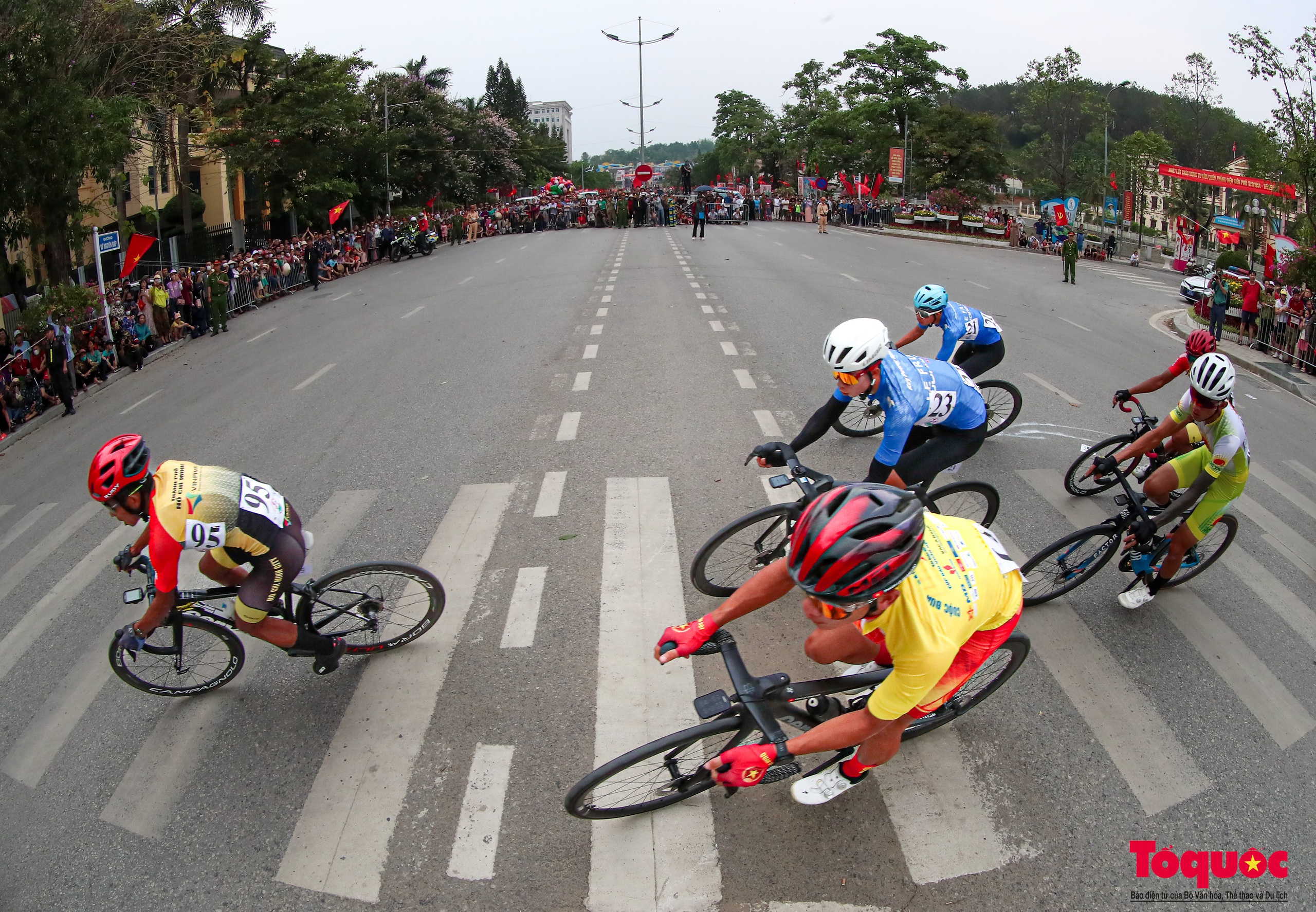 Giải đua xe đạp Về Điện Biên Phủ 2024: Tay đua trẻ Phạm Lê Xuân Lộc lập siêu kỉ lục chung cuộc - Ảnh 10.