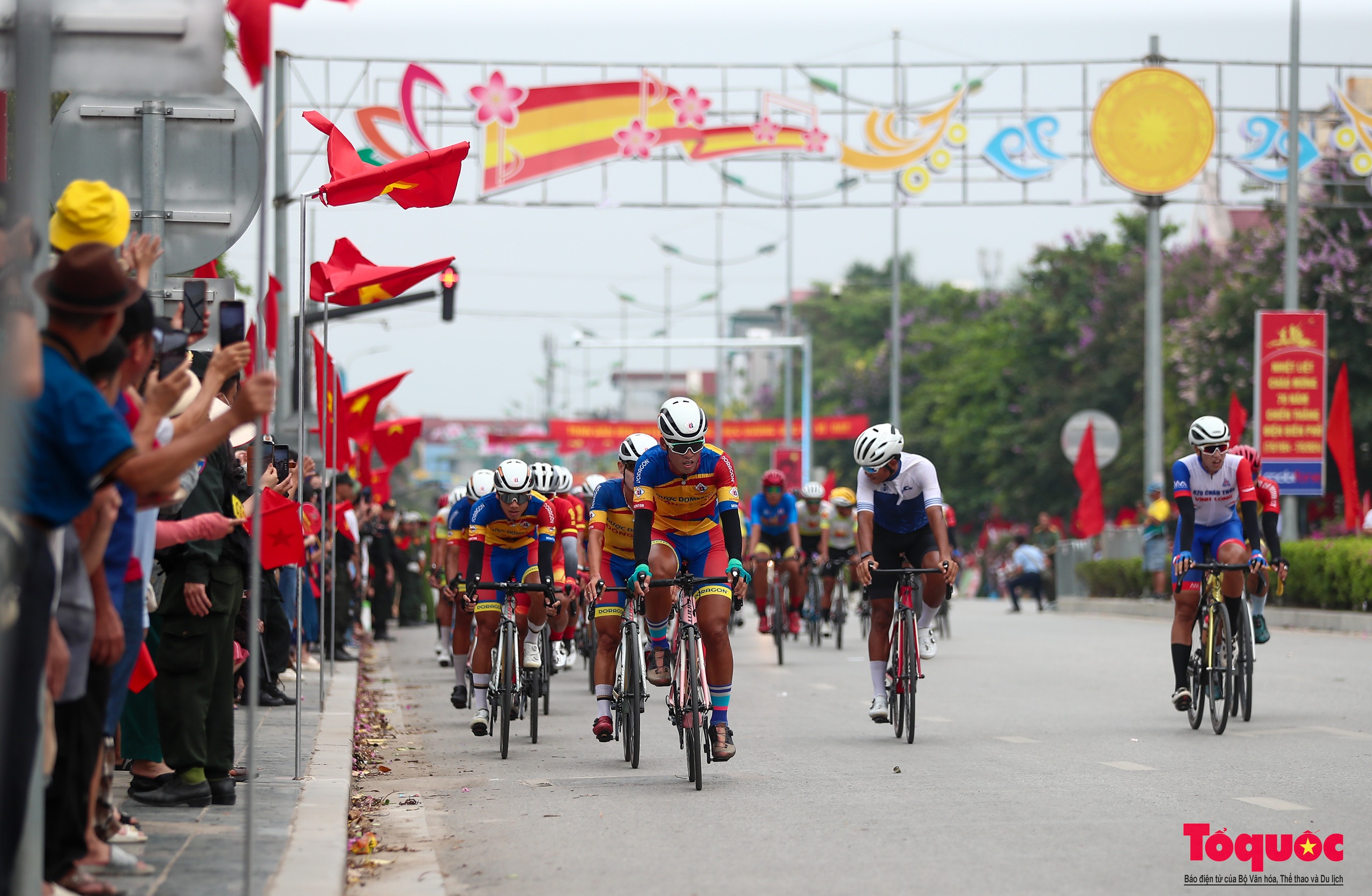 Giải đua xe đạp Về Điện Biên Phủ 2024: Tay đua trẻ Phạm Lê Xuân Lộc lập siêu kỉ lục chung cuộc - Ảnh 11.