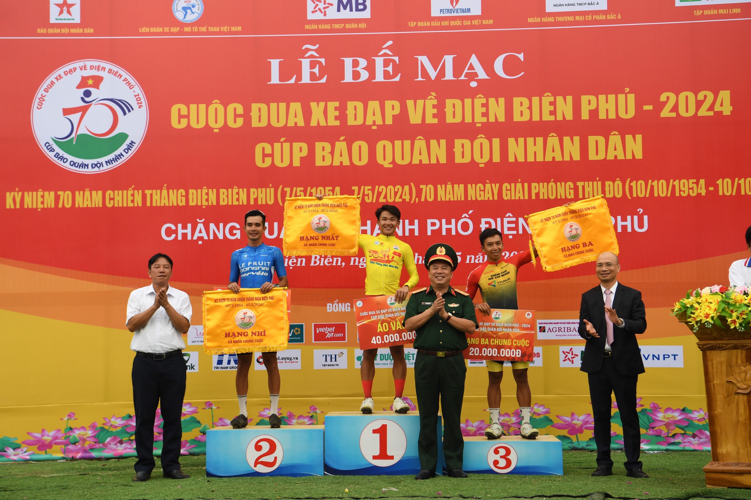 Giải đua xe đạp Về Điện Biên Phủ 2024: Tay đua trẻ Phạm Lê Xuân Lộc lập siêu kỉ lục chung cuộc - Ảnh 13.