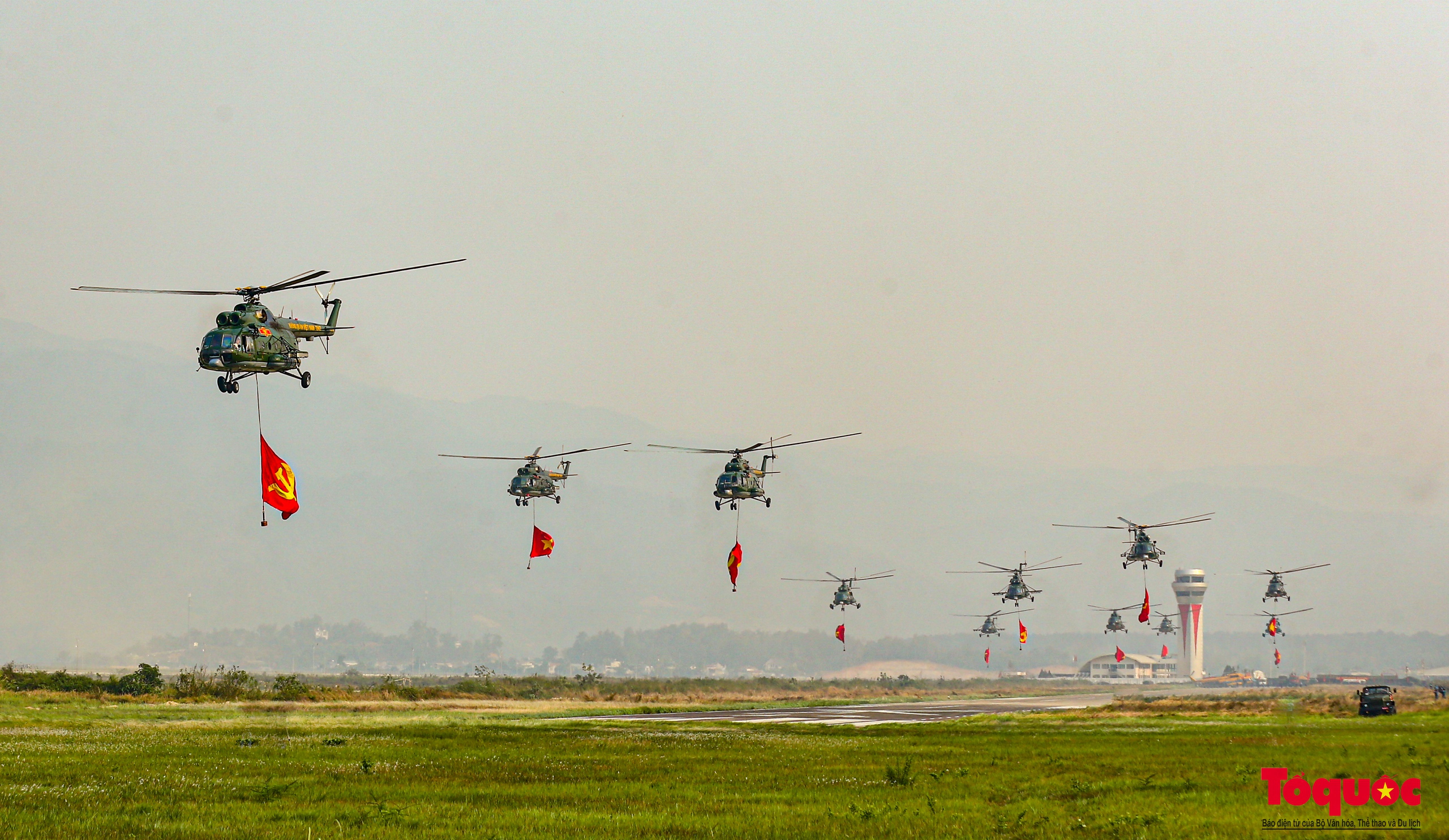 Ấn tượng với màn diễu binh của biên đội trực thăng bay trên bầu trời Điện Biên lịch sử - Ảnh 8.