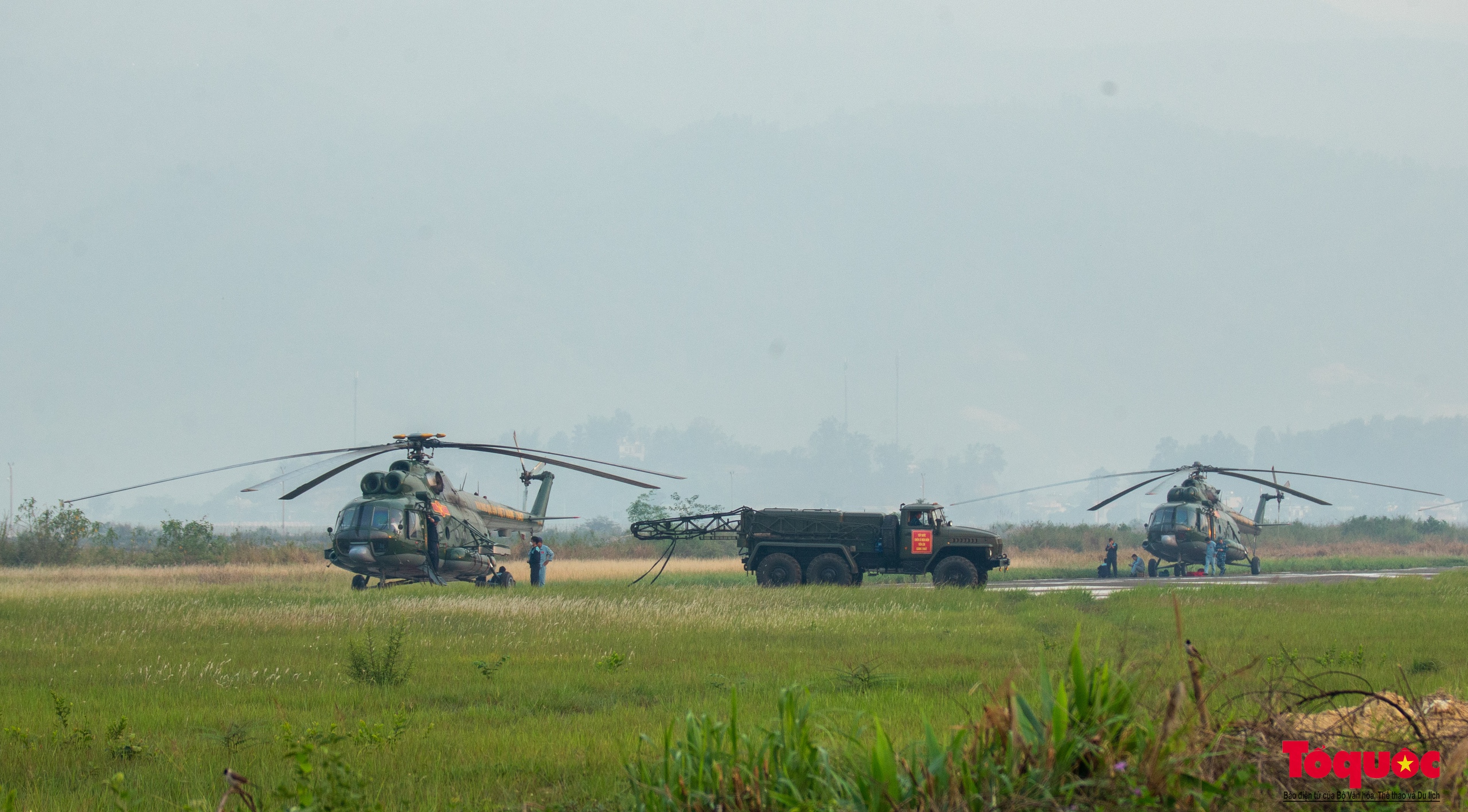 Ấn tượng với màn diễu binh của biên đội trực thăng bay trên bầu trời Điện Biên lịch sử - Ảnh 6.