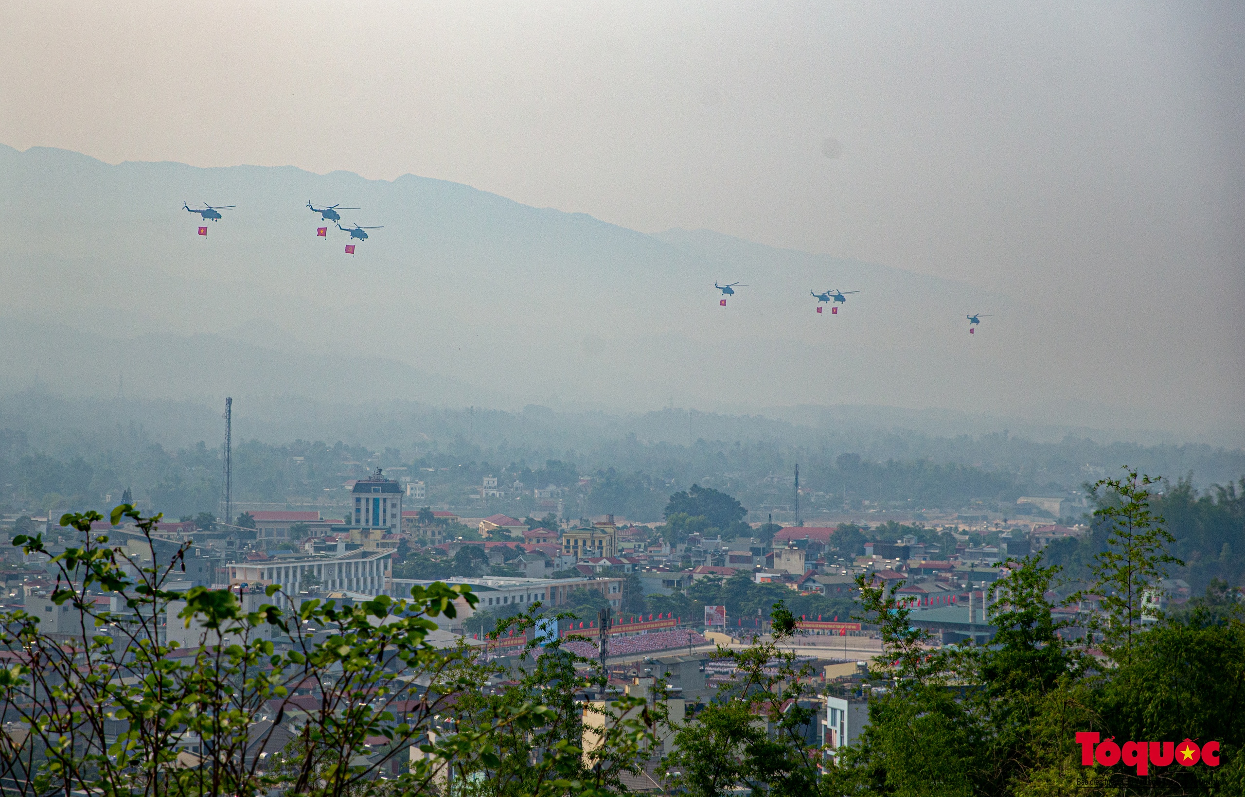 Ấn tượng với màn diễu binh của biên đội trực thăng bay trên bầu trời Điện Biên lịch sử - Ảnh 1.