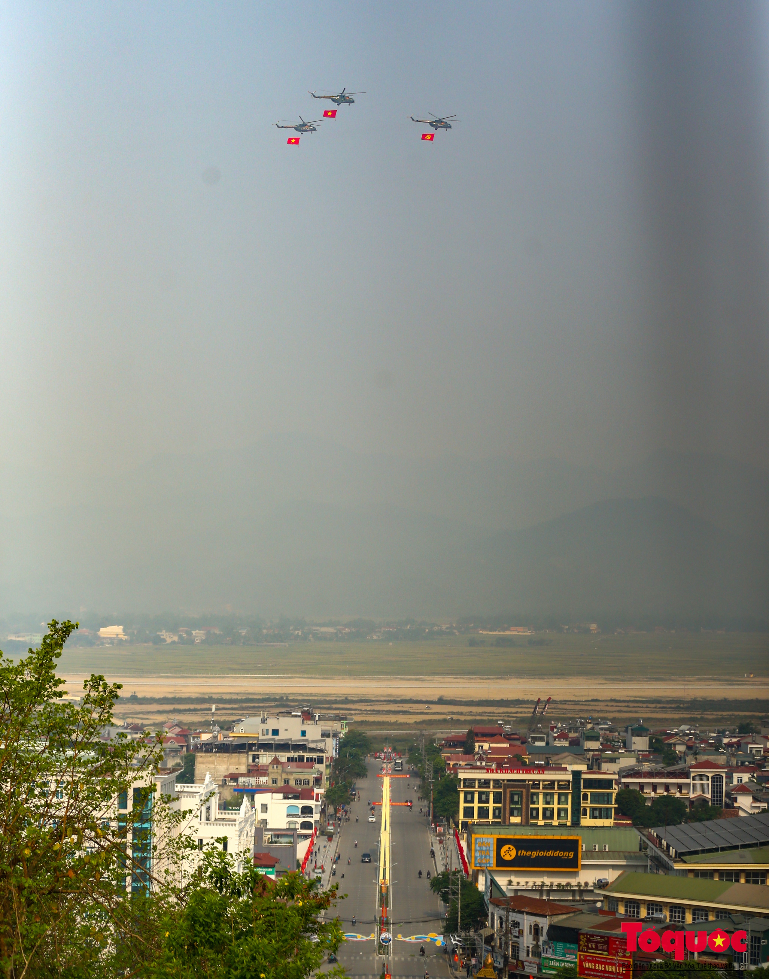 Ấn tượng với màn diễu binh của biên đội trực thăng bay trên bầu trời Điện Biên lịch sử - Ảnh 14.