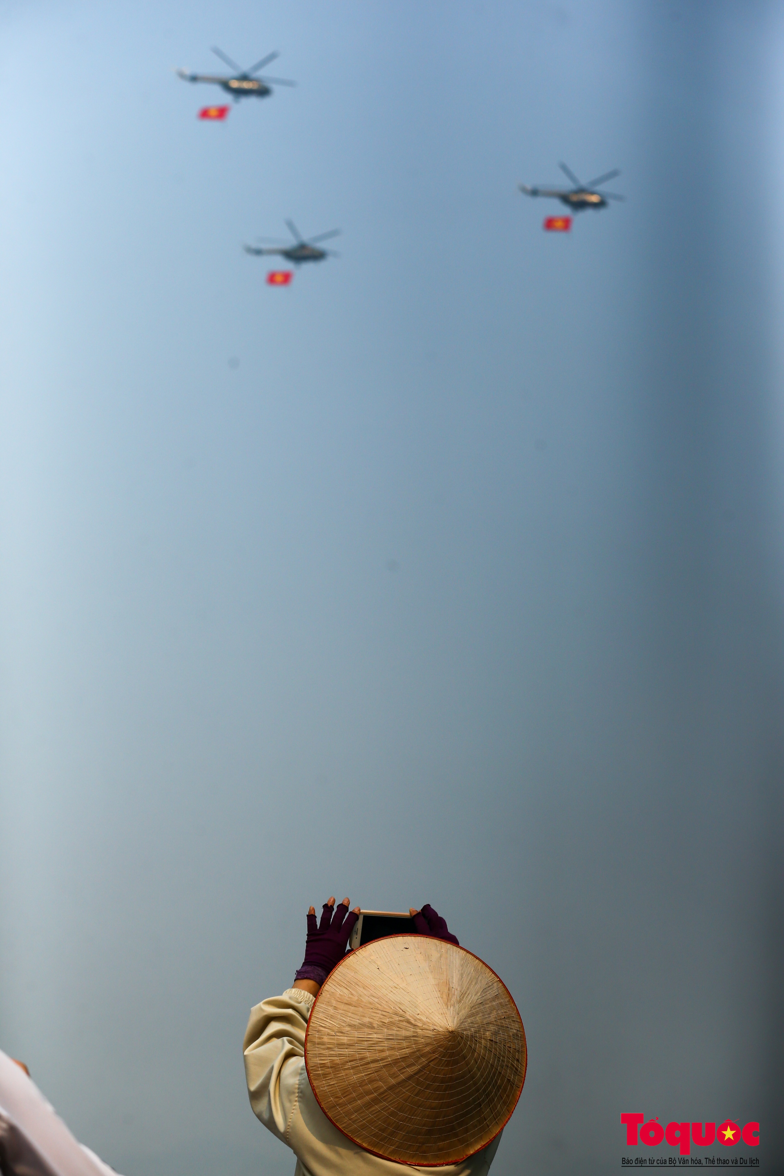 Ấn tượng với màn diễu binh của biên đội trực thăng bay trên bầu trời Điện Biên lịch sử - Ảnh 12.