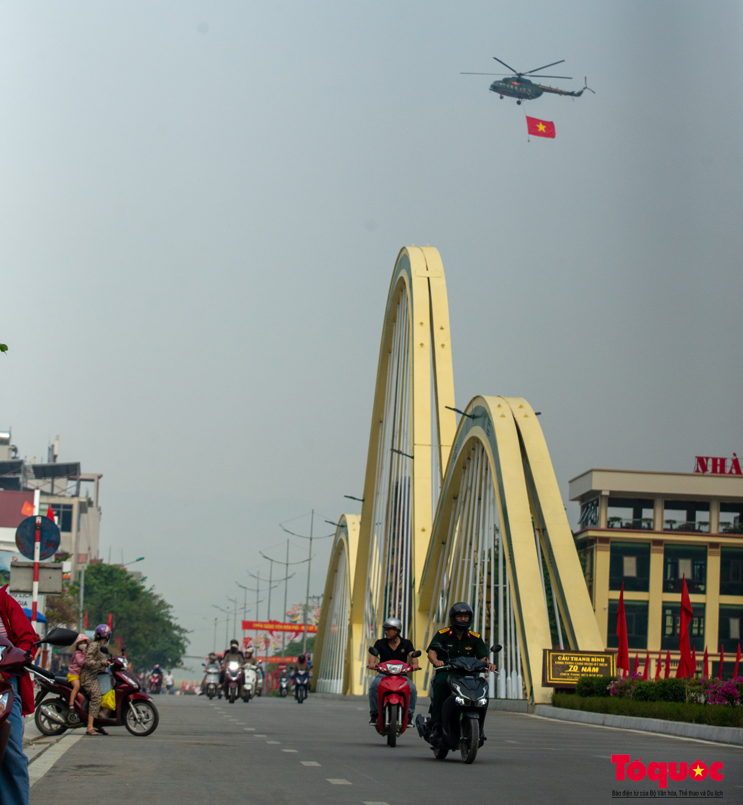 Ấn tượng với màn diễu binh của biên đội trực thăng bay trên bầu trời Điện Biên lịch sử - Ảnh 13.