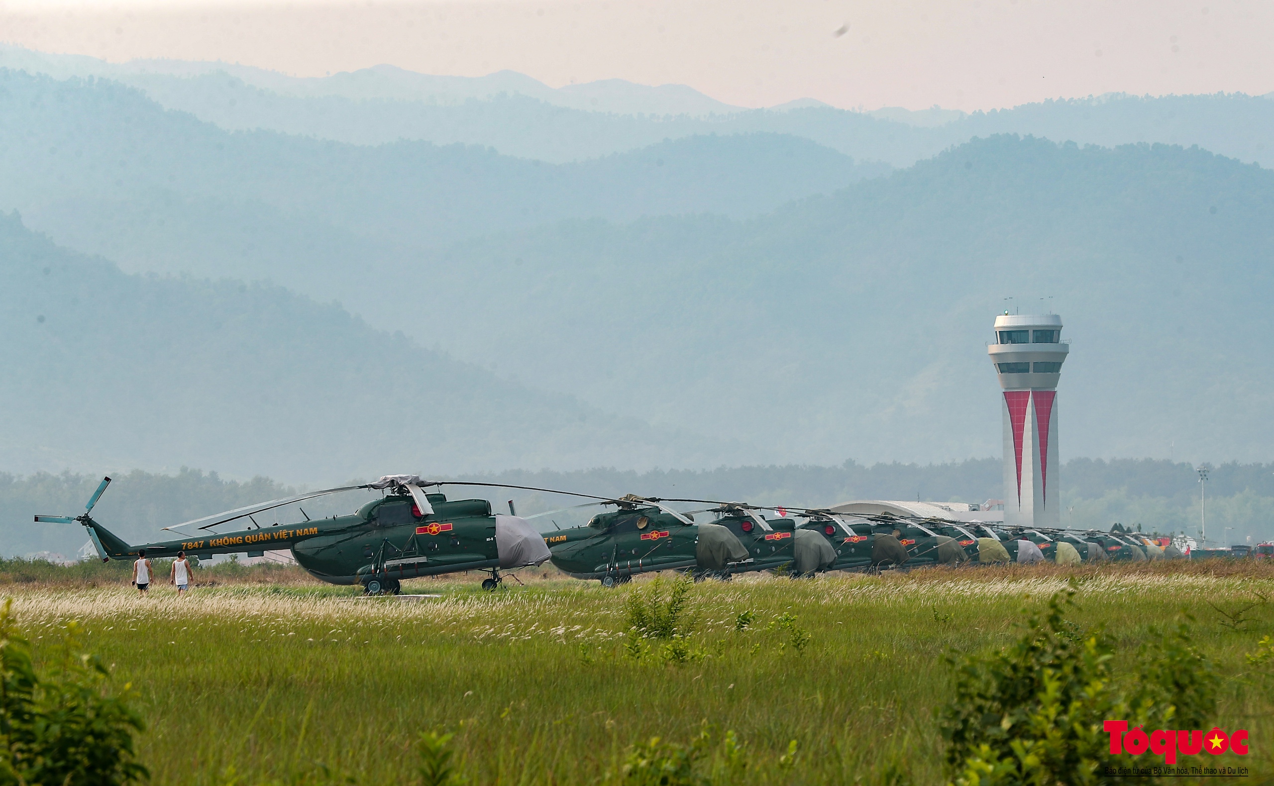 Ấn tượng với màn diễu binh của biên đội trực thăng bay trên bầu trời Điện Biên lịch sử - Ảnh 2.