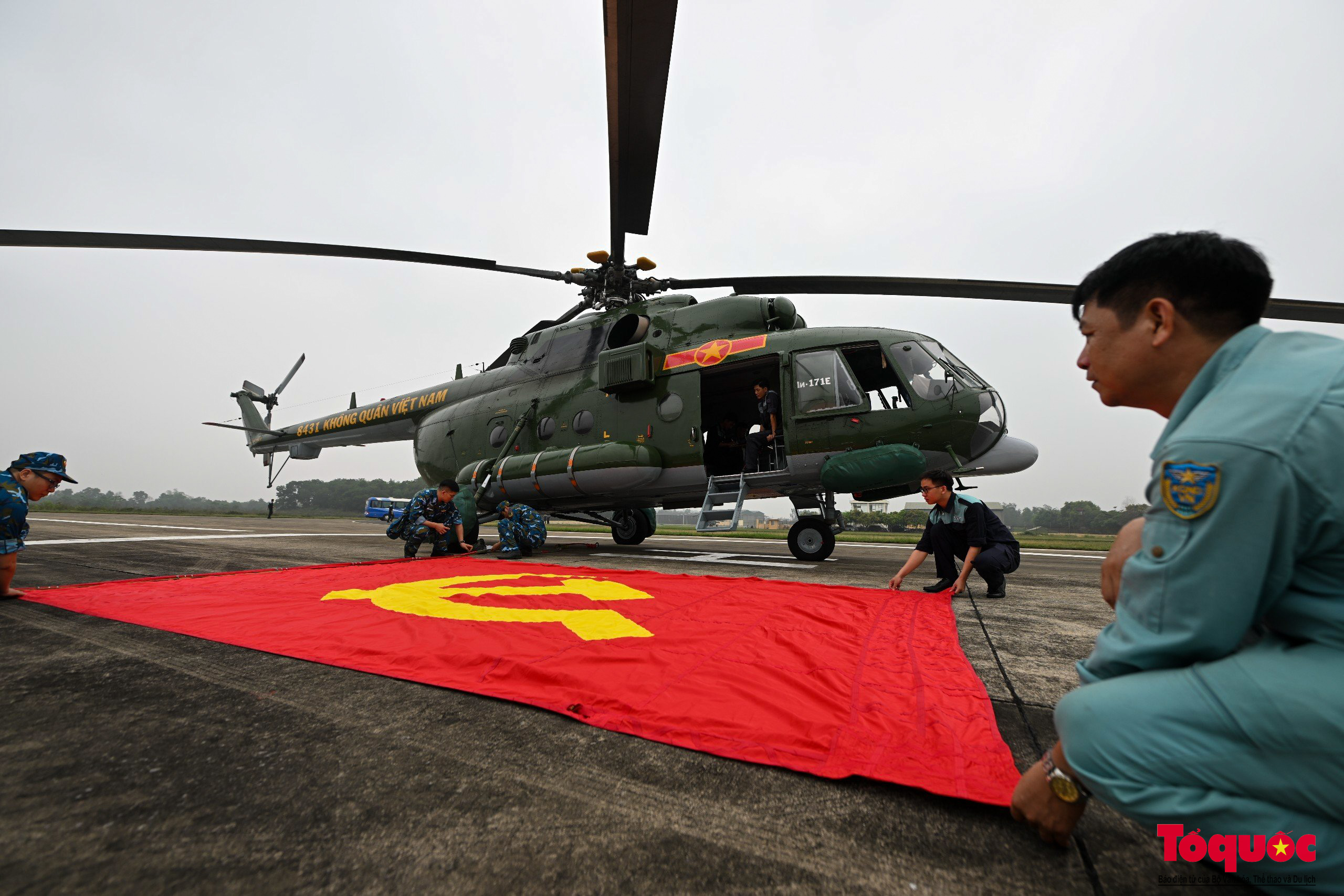 Ấn tượng với màn diễu binh của biên đội trực thăng bay trên bầu trời Điện Biên lịch sử - Ảnh 7.