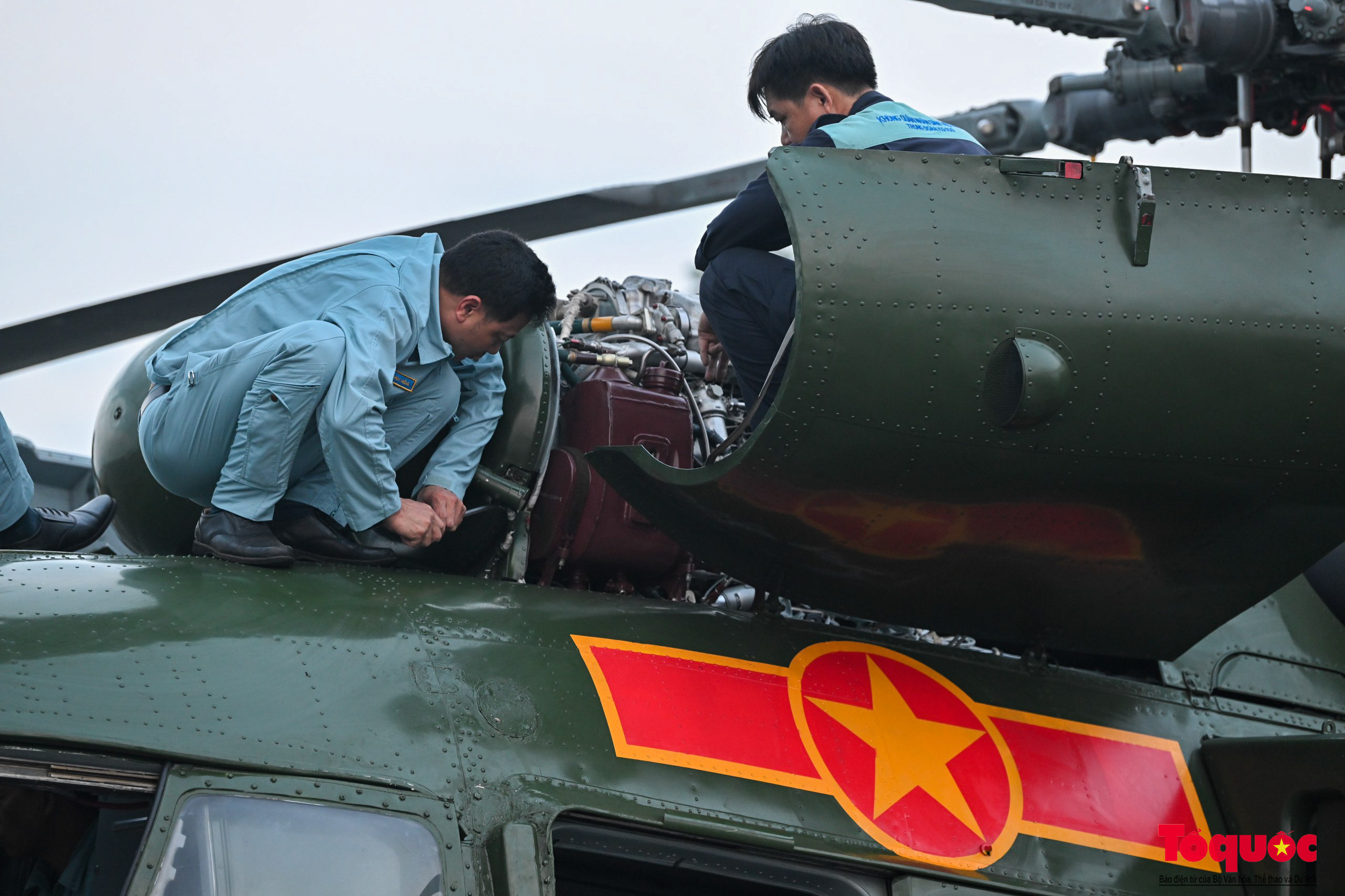 Ấn tượng với màn diễu binh của biên đội trực thăng bay trên bầu trời Điện Biên lịch sử - Ảnh 5.
