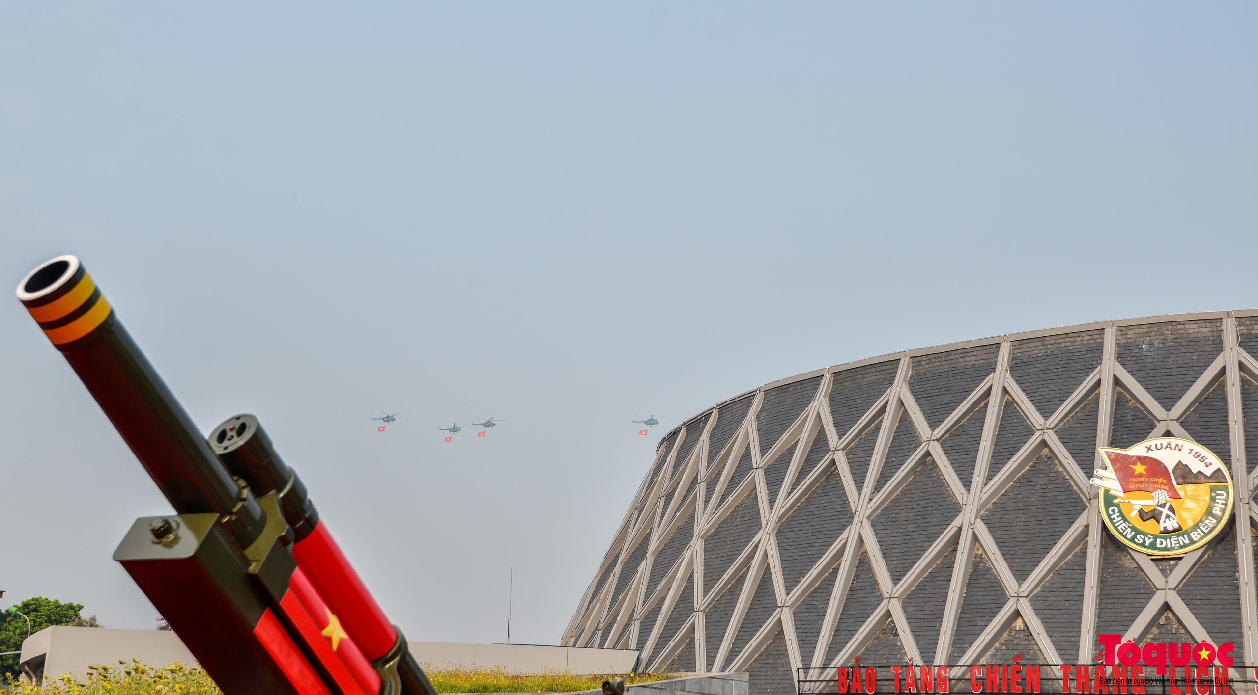 Ấn tượng với màn diễu binh của biên đội trực thăng bay trên bầu trời Điện Biên lịch sử - Ảnh 10.