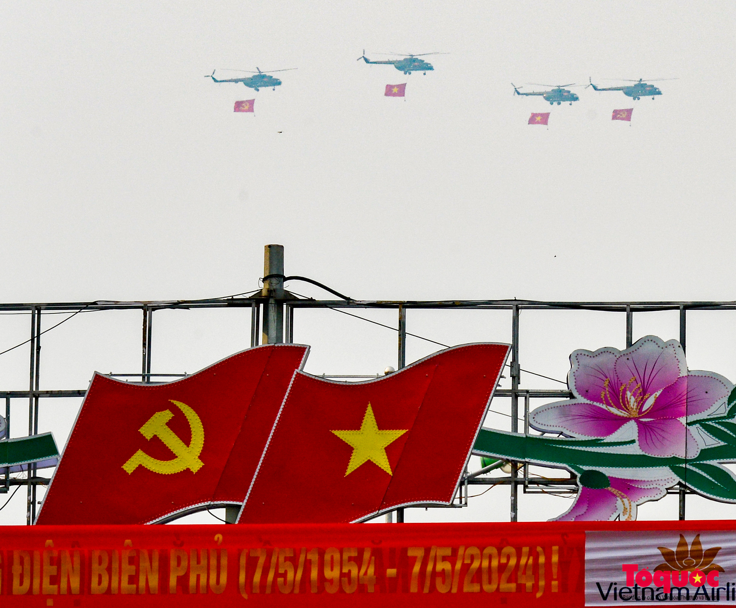 Ấn tượng với màn diễu binh của biên đội trực thăng bay trên bầu trời Điện Biên lịch sử - Ảnh 11.