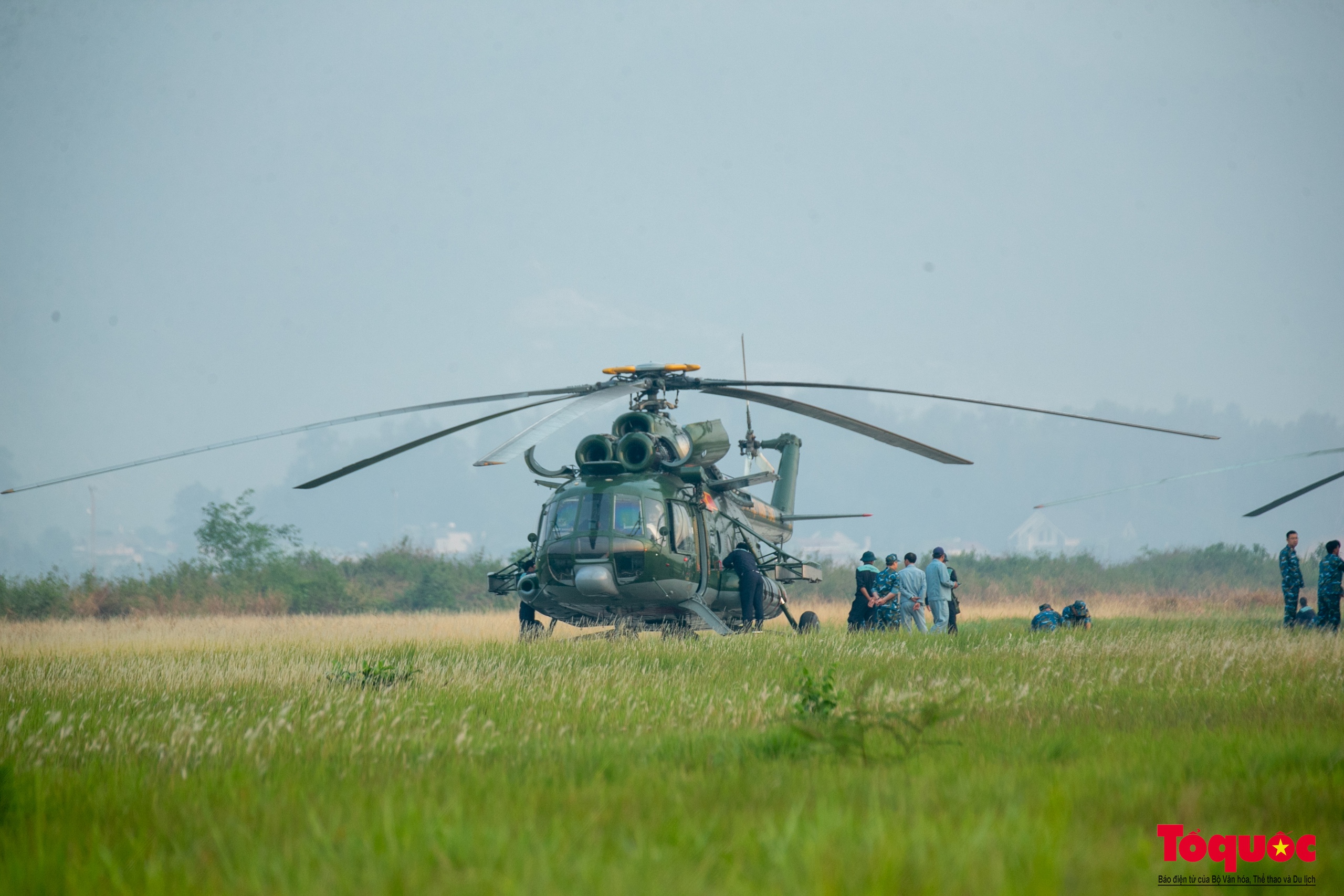 Ấn tượng với màn diễu binh của biên đội trực thăng bay trên bầu trời Điện Biên lịch sử - Ảnh 3.
