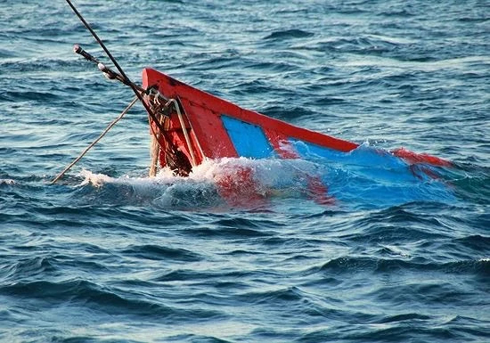 Quảng Bình: Chìm tàu cá, nhiều ngư dân mất tích trên biển - Ảnh 1.