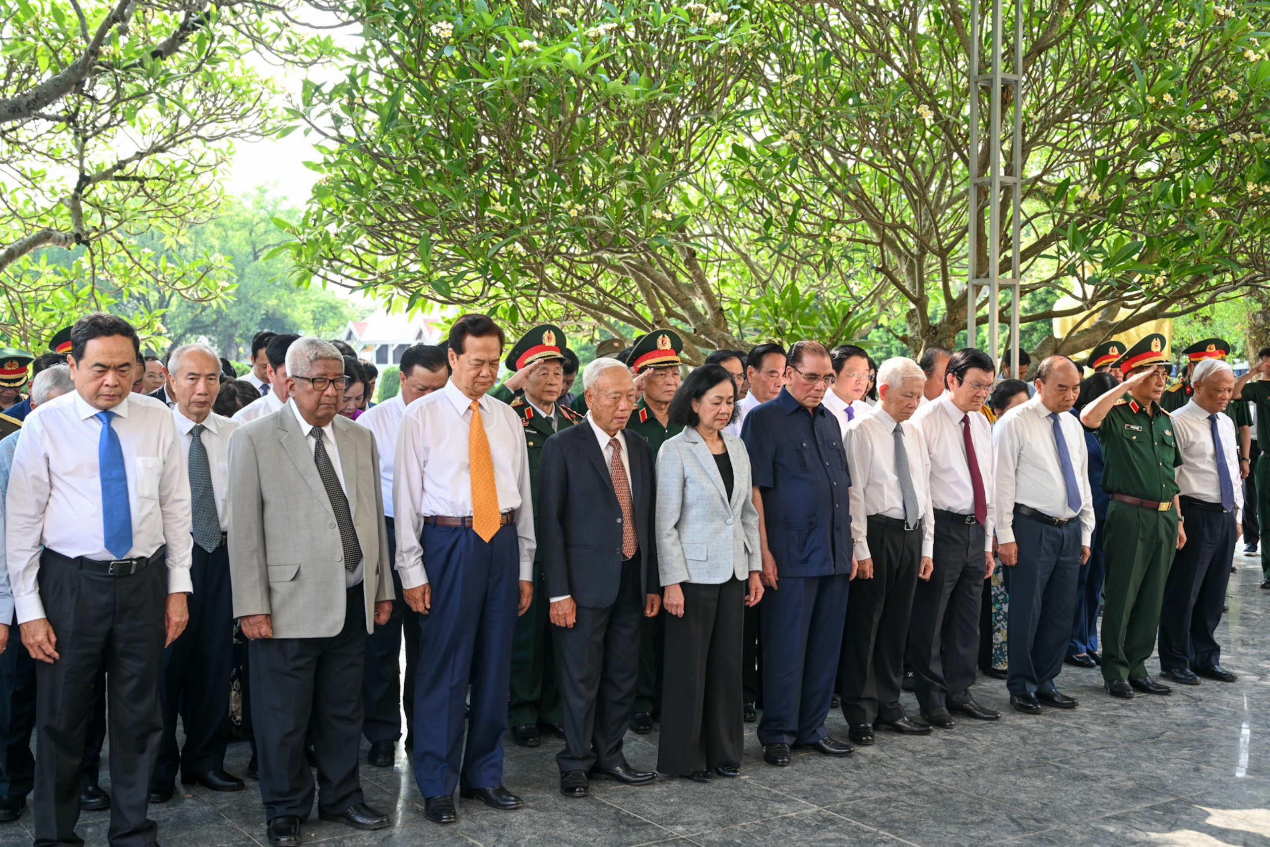 Lãnh đạo, nguyên lãnh đạo Đảng, Nhà nước dâng hương tưởng niệm, tri ân các Anh hùng, liệt sĩ tại Điện Biên Phủ - Ảnh 5.