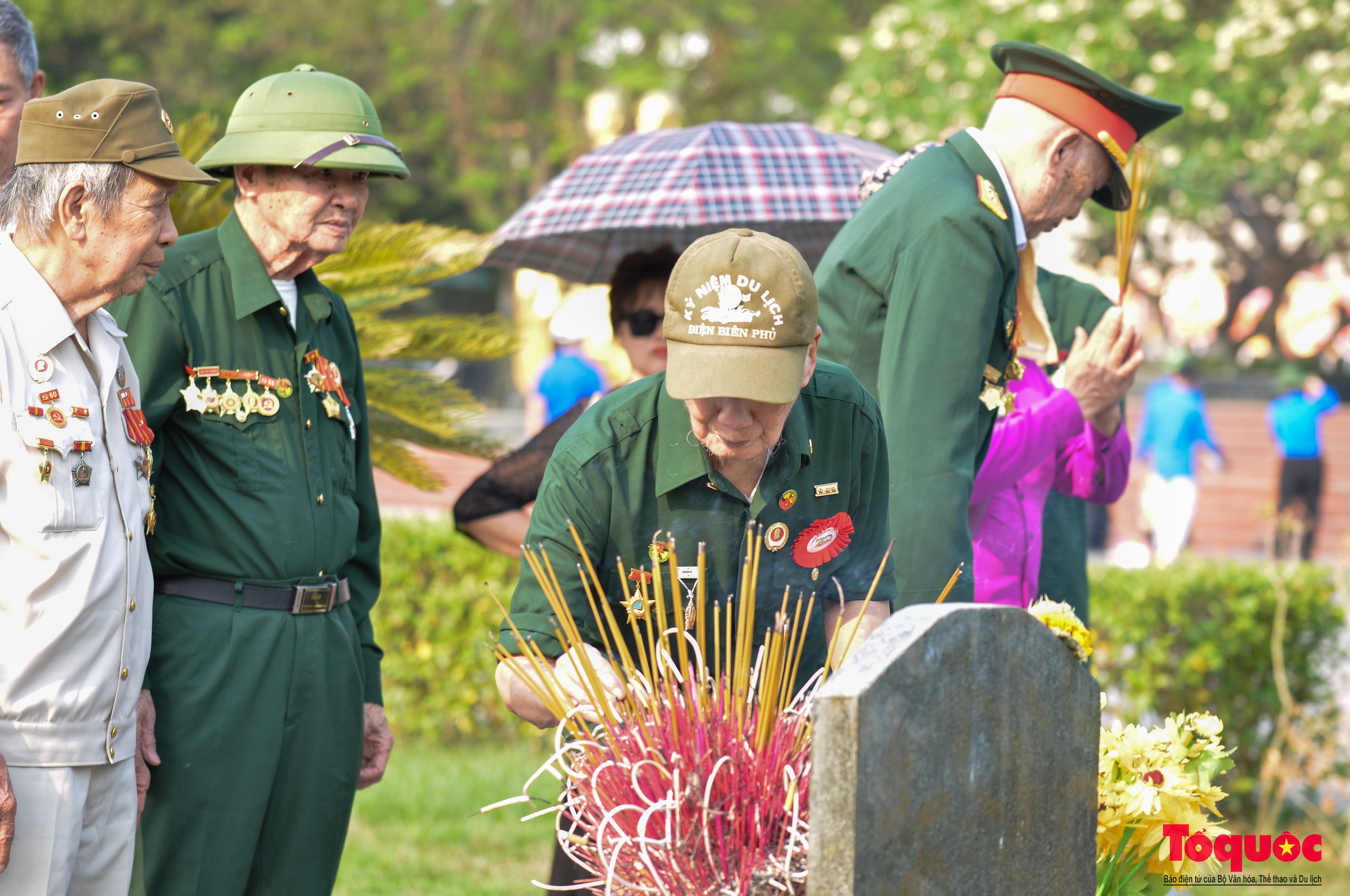 Chiến sĩ Điện Biên rưng rưng nước mắt về thăm đồng đội nơi chiến trường xưa  - Ảnh 9.