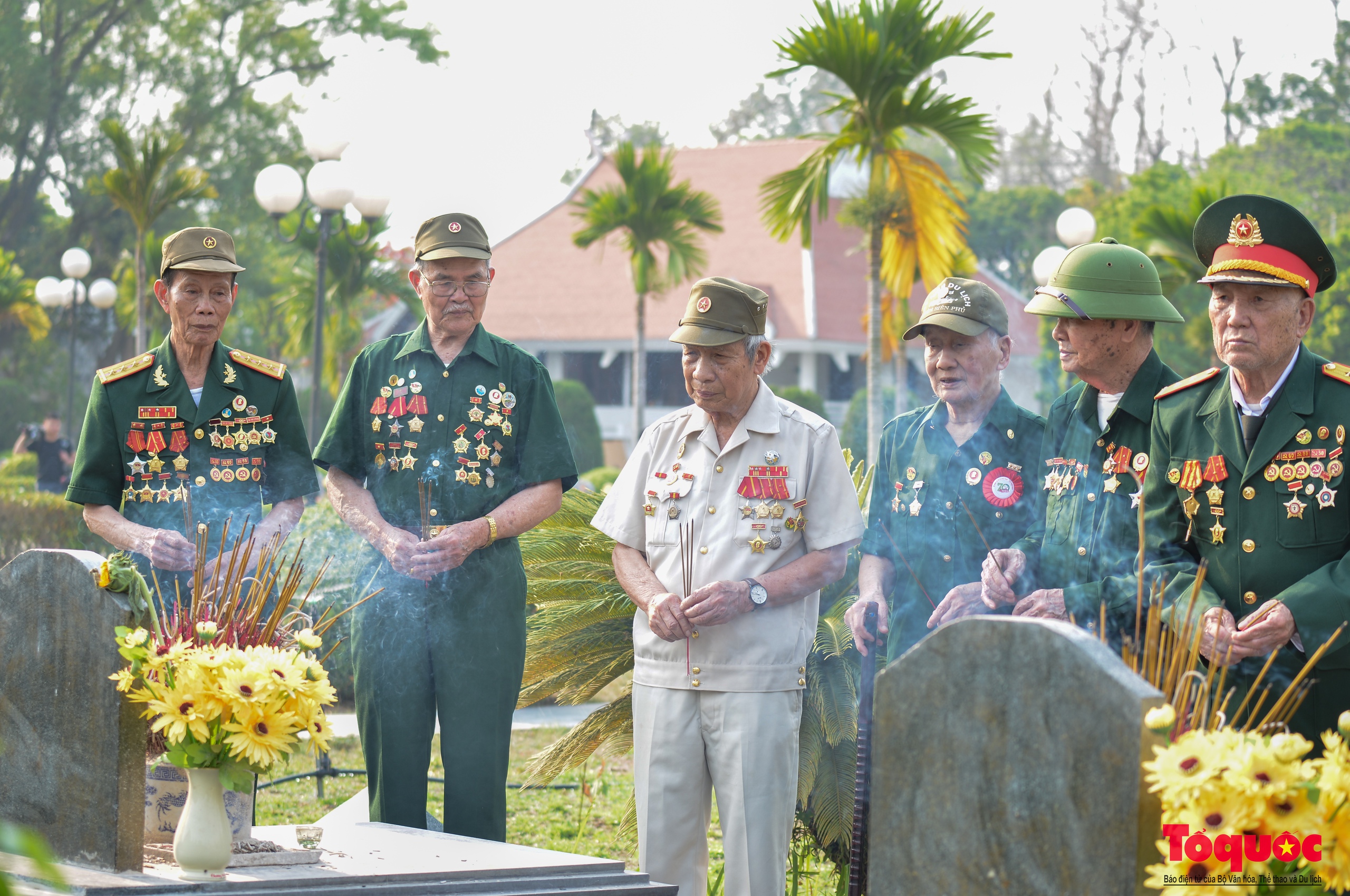 Chiến sĩ Điện Biên rưng rưng nước mắt về thăm đồng đội nơi chiến trường xưa  - Ảnh 8.