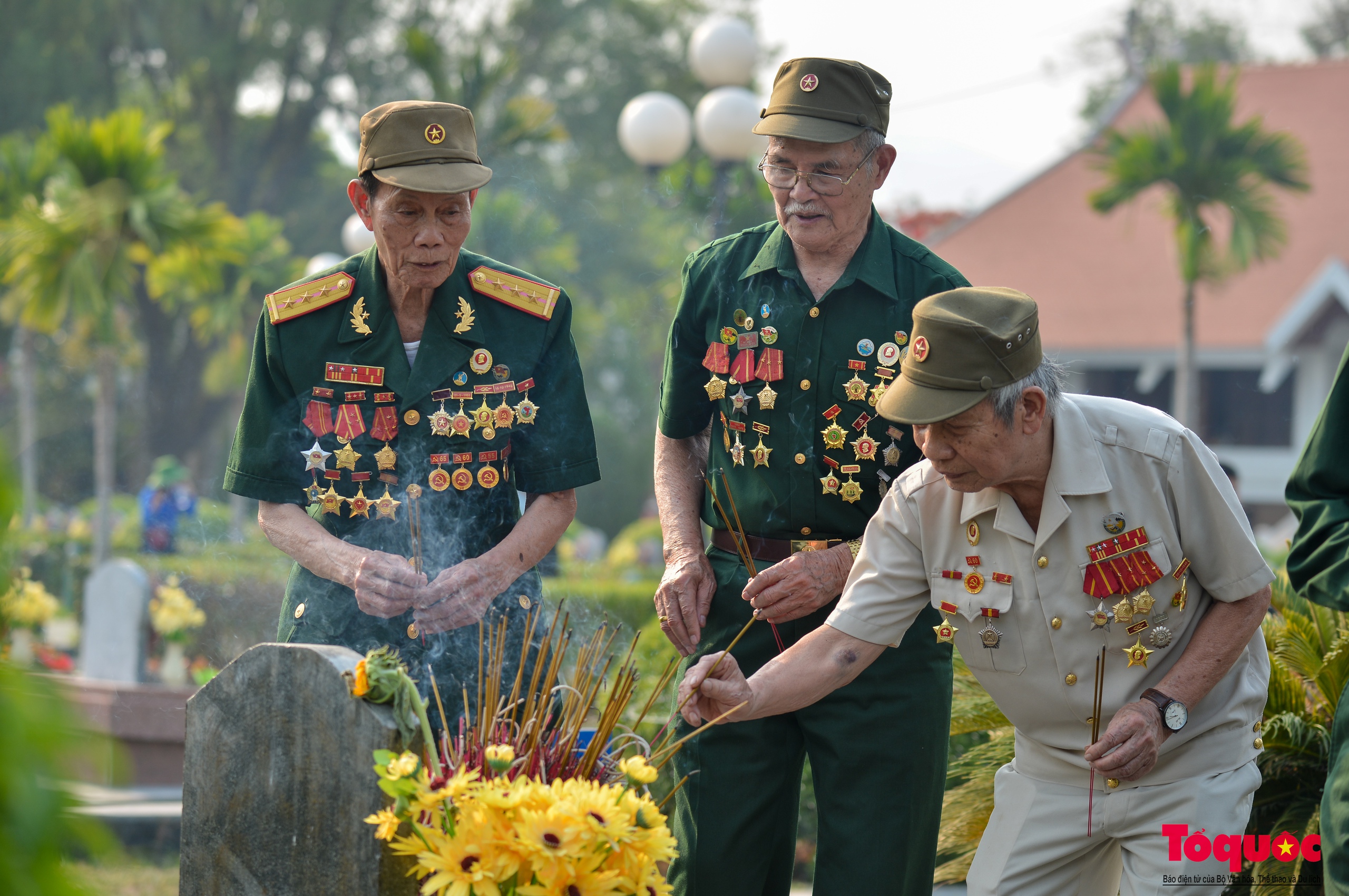 Chiến sĩ Điện Biên rưng rưng nước mắt về thăm đồng đội nơi chiến trường xưa  - Ảnh 6.