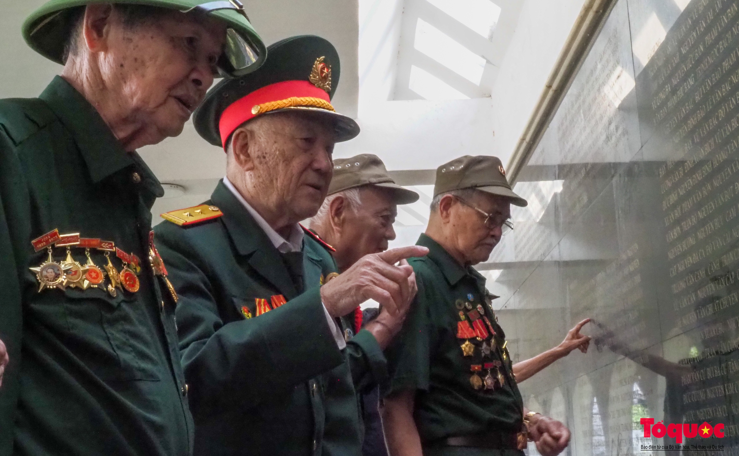 Chiến sĩ Điện Biên rưng rưng nước mắt về thăm đồng đội nơi chiến trường xưa  - Ảnh 12.