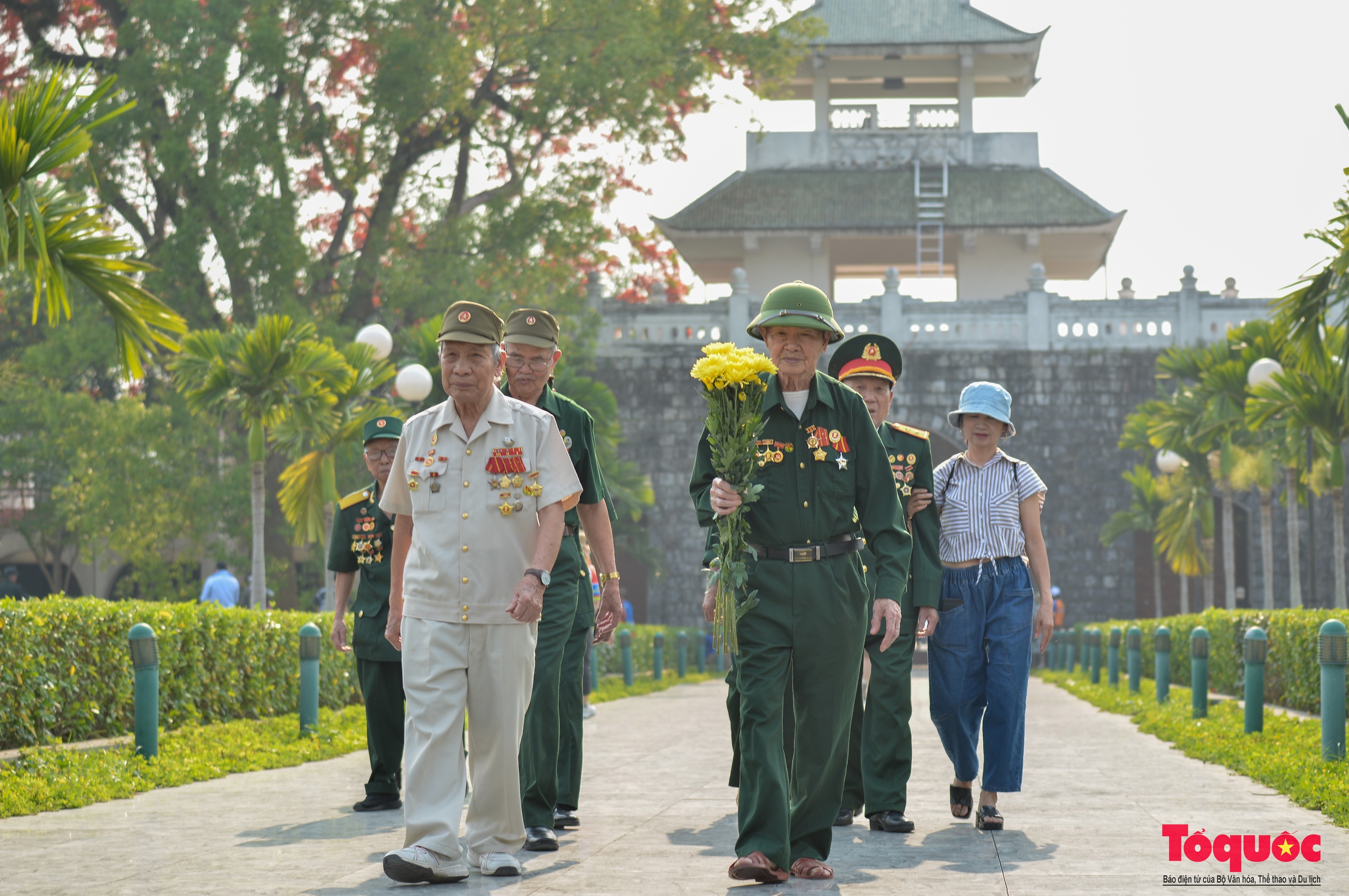 Chiến sĩ Điện Biên rưng rưng nước mắt về thăm đồng đội nơi chiến trường xưa  - Ảnh 2.