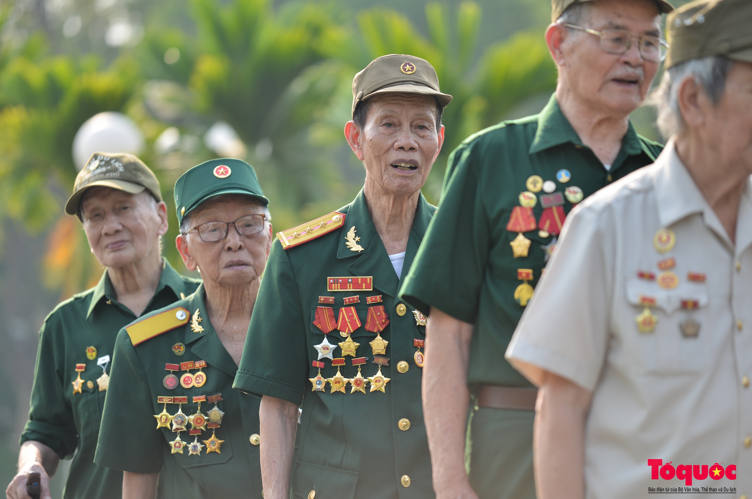 Chiến sĩ Điện Biên rưng rưng nước mắt về thăm đồng đội nơi chiến trường xưa  - Ảnh 7.