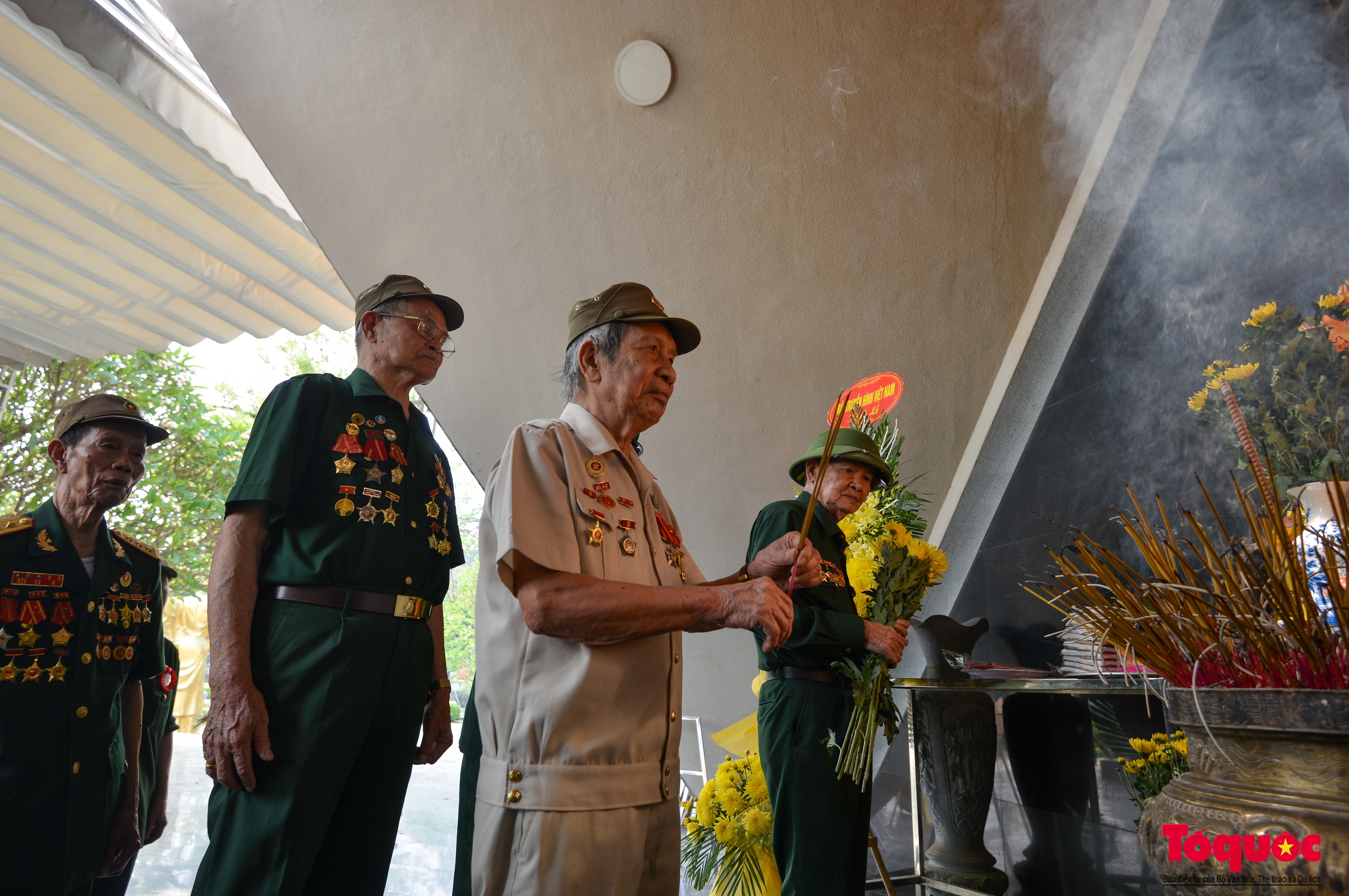 Chiến sĩ Điện Biên rưng rưng nước mắt về thăm đồng đội nơi chiến trường xưa  - Ảnh 4.