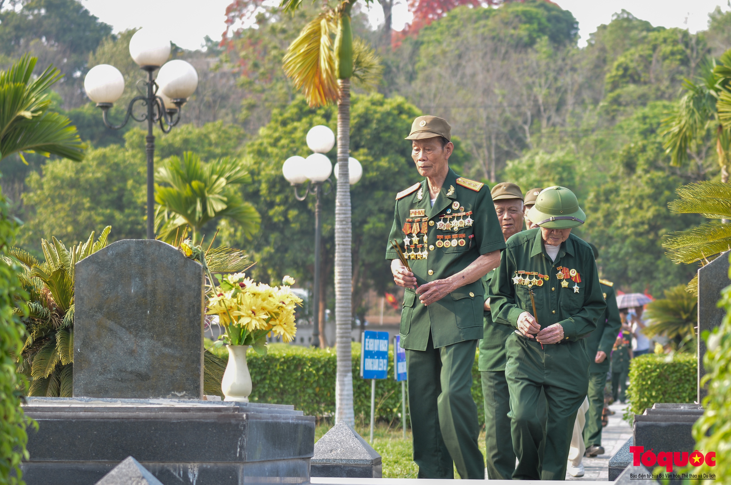 Chiến sĩ Điện Biên rưng rưng nước mắt về thăm đồng đội nơi chiến trường xưa  - Ảnh 10.
