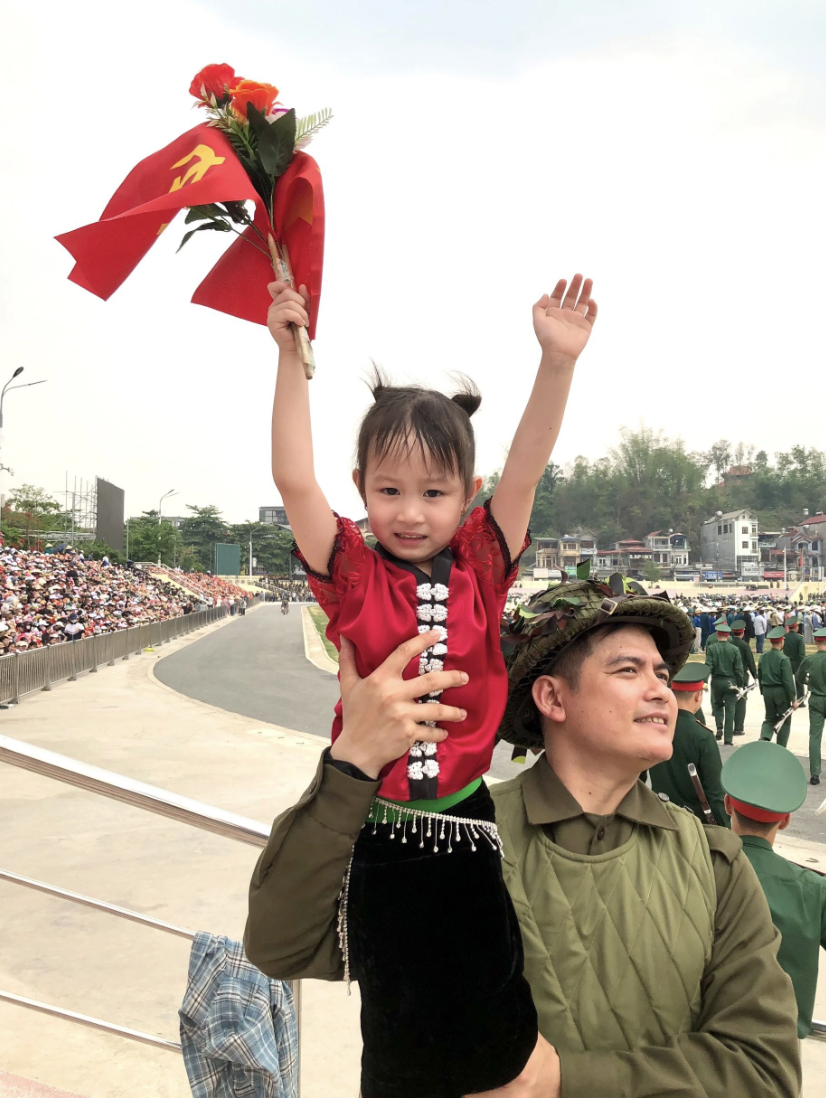 Gặp cô bé được chọn làm &quot;bé gái tượng đài&quot; trong lễ kỷ niệm 70 năm Chiến thắng Điện Biên Phủ - Ảnh 4.