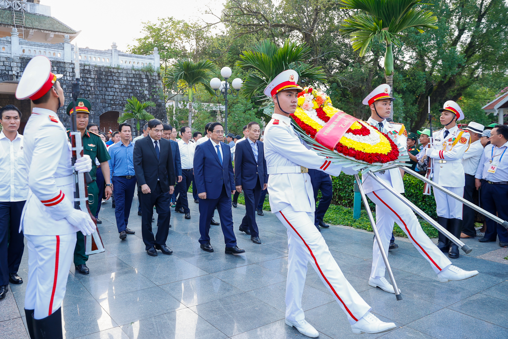 Lãnh đạo, nguyên lãnh đạo Đảng, Nhà nước dâng hương tưởng niệm, tri ân các Anh hùng, liệt sĩ tại Điện Biên Phủ - Ảnh 1.