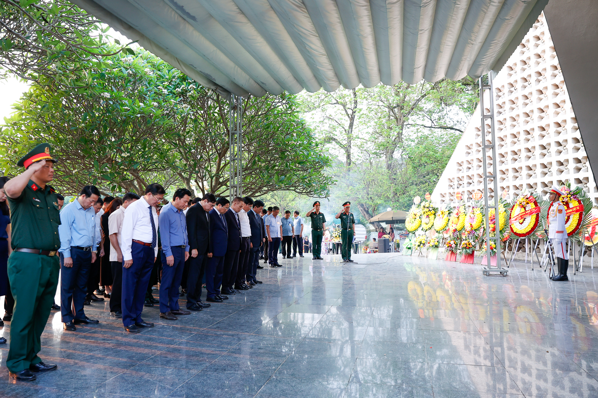 Lãnh đạo, nguyên lãnh đạo Đảng, Nhà nước dâng hương tưởng niệm, tri ân các Anh hùng, liệt sĩ tại Điện Biên Phủ - Ảnh 3.