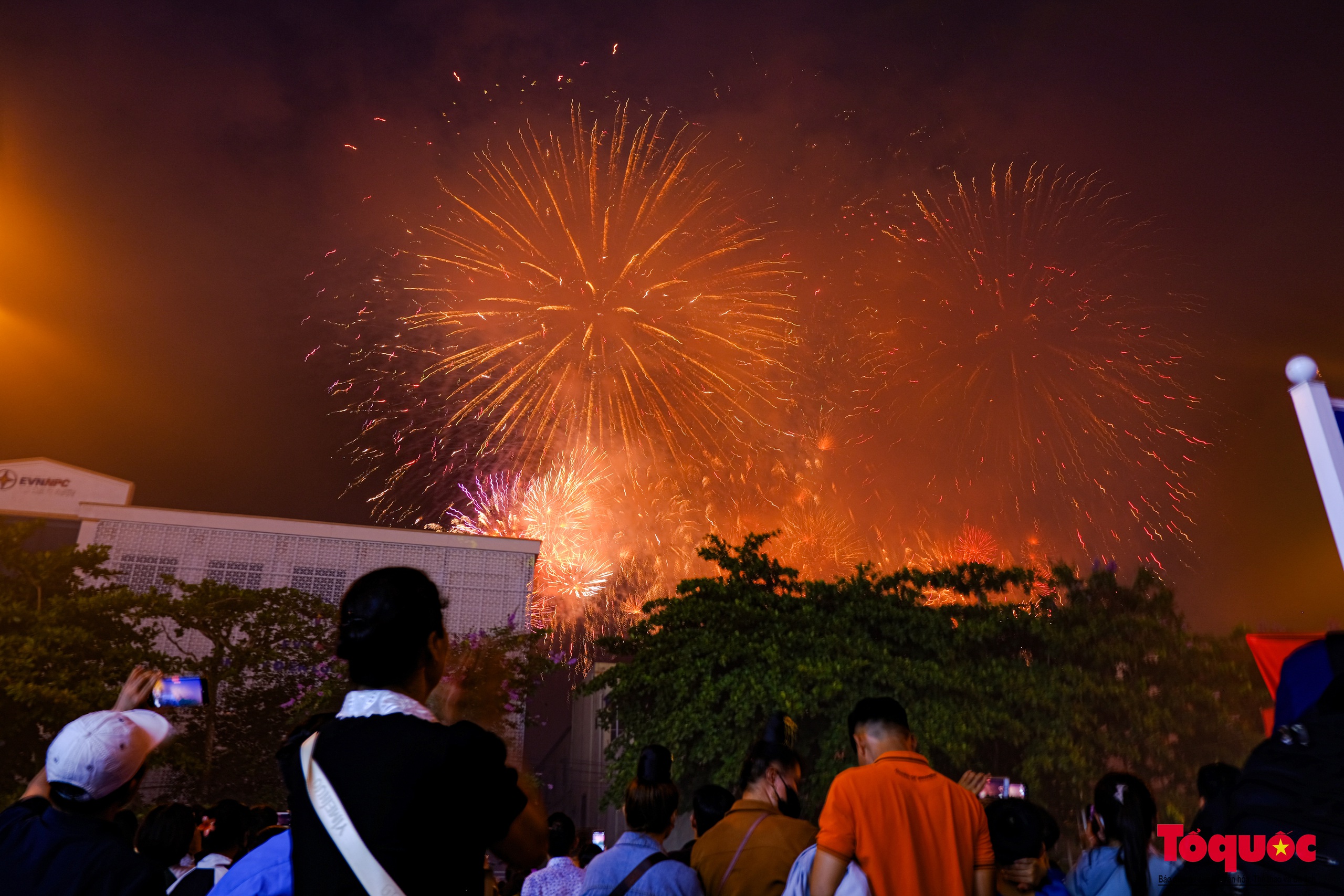 Mãn nhãn màn pháo hoa chào mừng kỷ niệm 70 năm Chiến thắng Điện Biên Phủ - Ảnh 15.