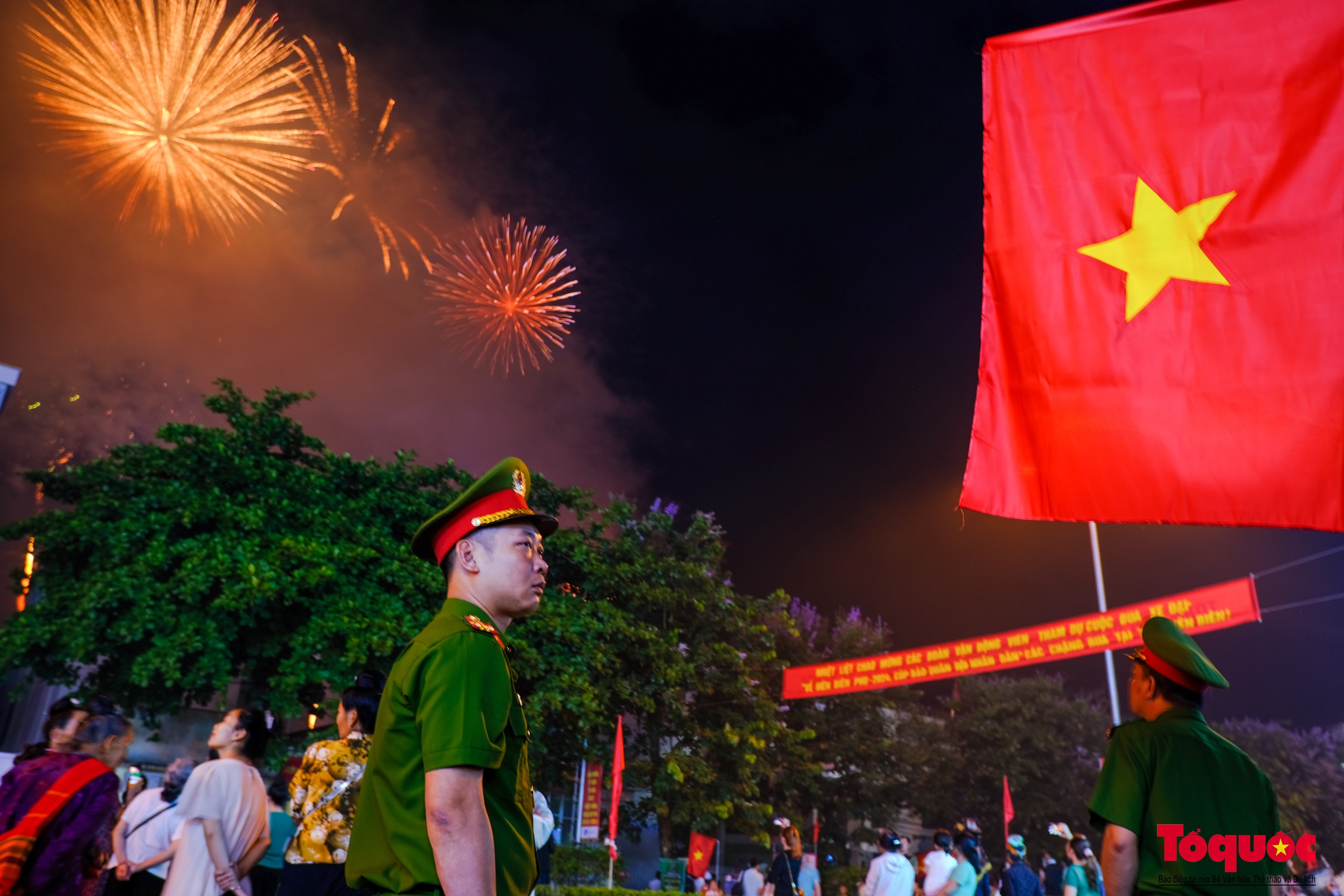 Mãn nhãn màn pháo hoa chào mừng kỷ niệm 70 năm Chiến thắng Điện Biên Phủ - Ảnh 4.