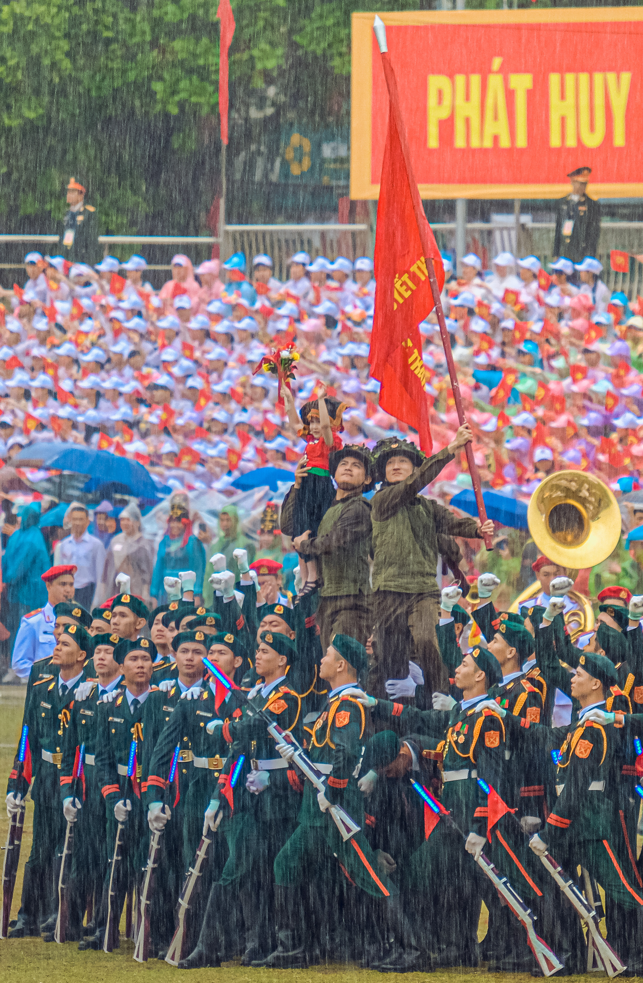 Chùm ảnh ấn tượng tại lễ diễu binh, diễu hành mừng đại lễ 7/5 - Ảnh 29.