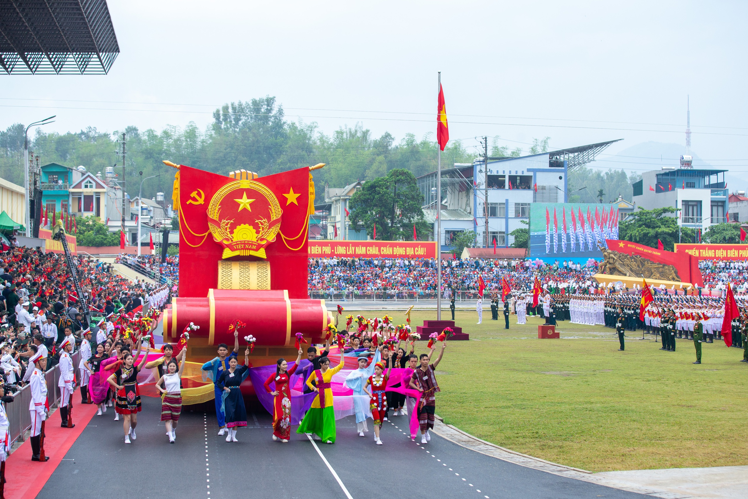 Chùm ảnh ấn tượng tại lễ diễu binh, diễu hành mừng đại lễ 7/5 - Ảnh 8.