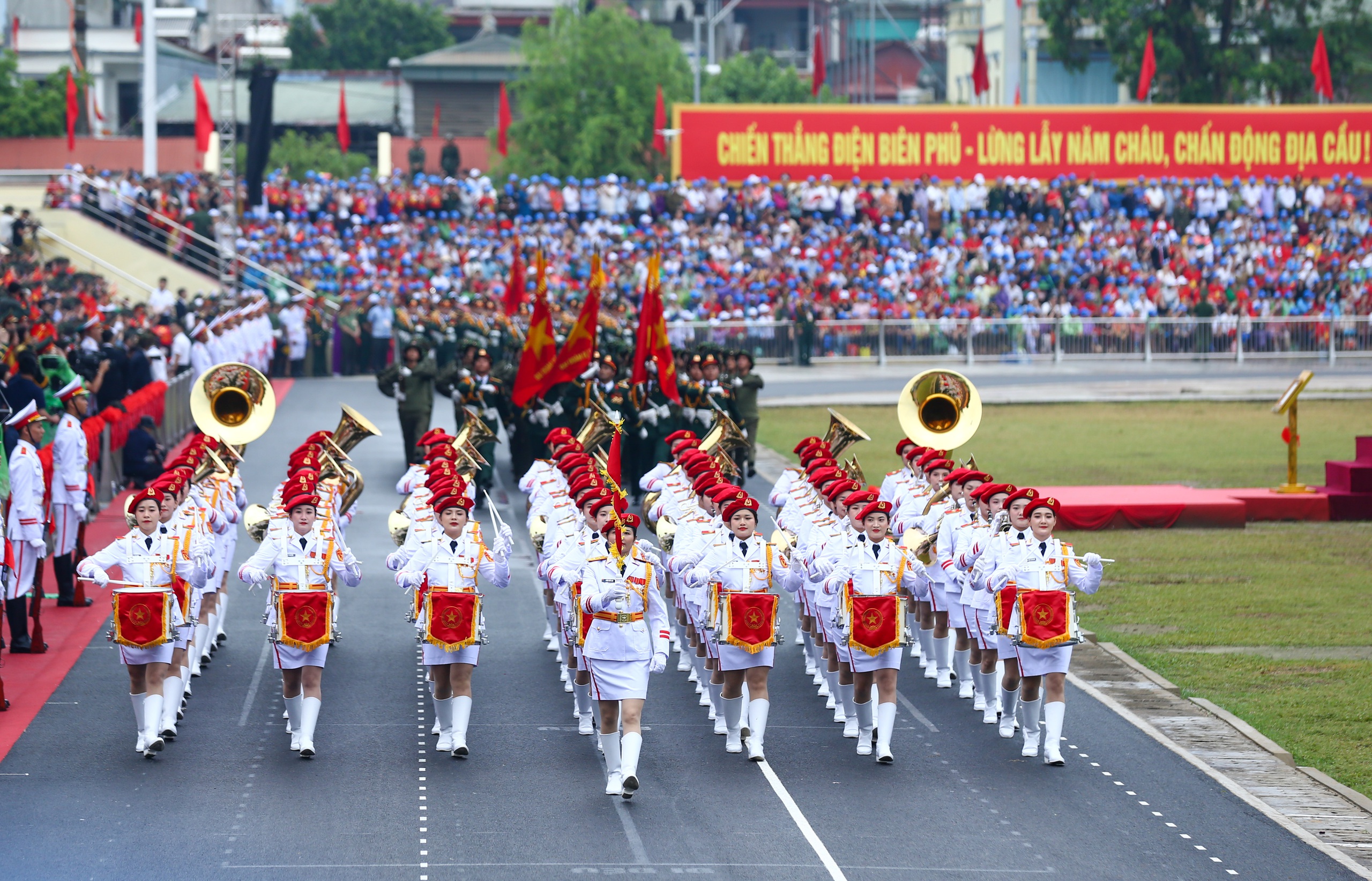 Chùm ảnh ấn tượng tại lễ diễu binh, diễu hành mừng đại lễ 7/5 - Ảnh 12.