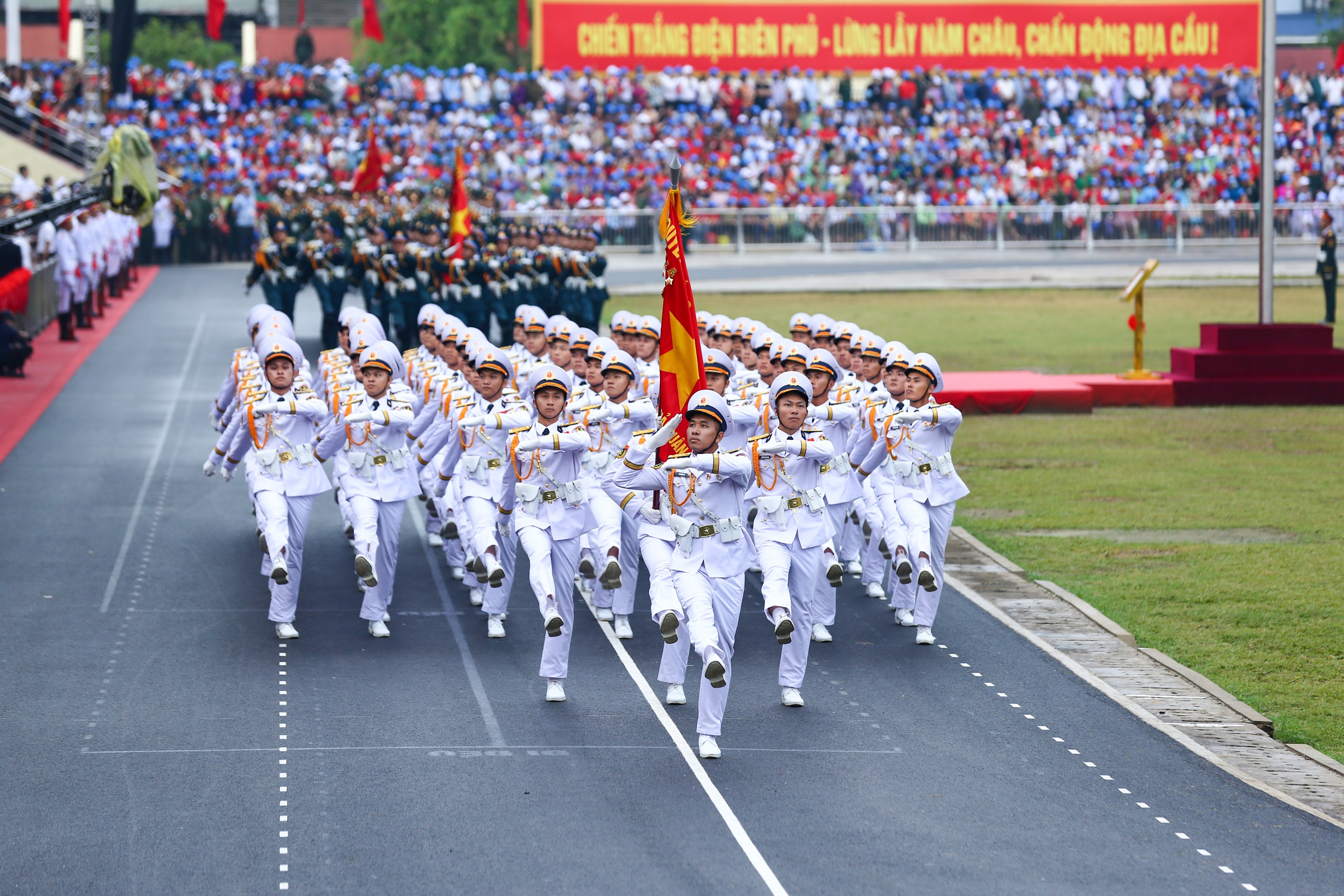 Chùm ảnh ấn tượng tại lễ diễu binh, diễu hành mừng đại lễ 7/5 - Ảnh 14.