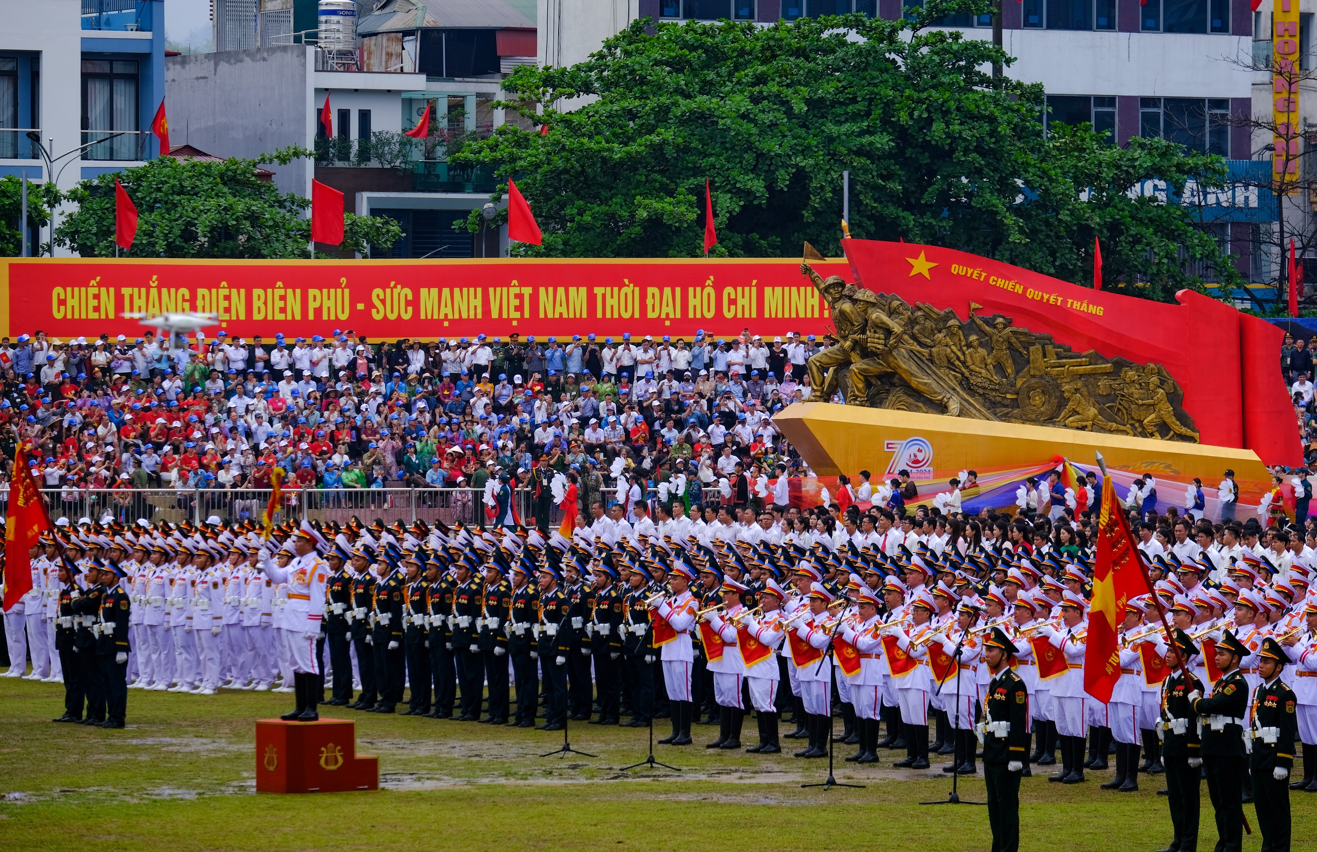 Chùm ảnh ấn tượng tại lễ diễu binh, diễu hành mừng đại lễ 7/5 - Ảnh 10.